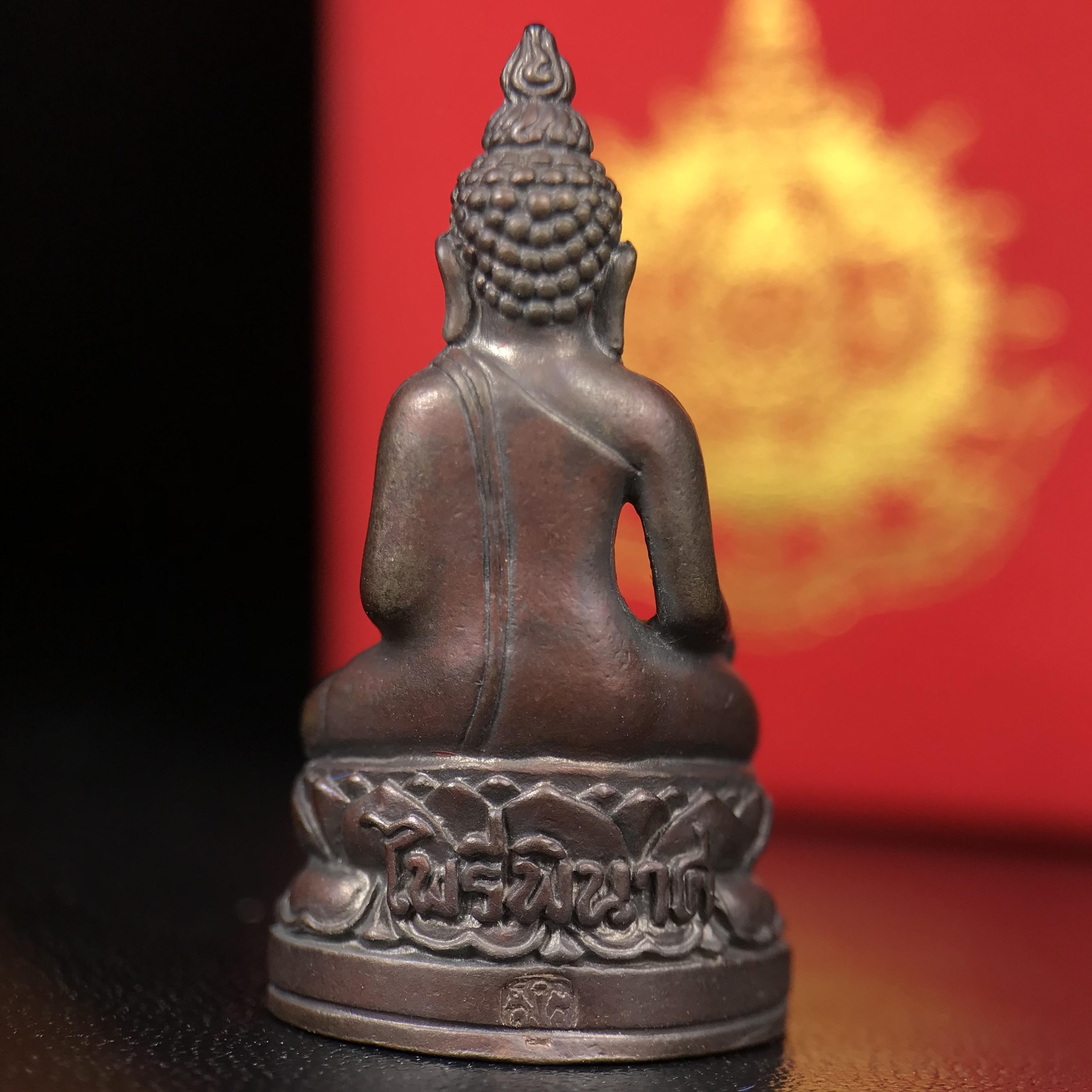 พระกริ่งไพรีพินาศ บรรจุเหล็กไหล ครั้งแรกและครั้งเดียวในประวัติศาสตร์ เฉลิมพระเกียรติ พระบาทสมเด็จพระเจ้าอยู่หัวรัชกาลที่9 พระชนมพรรษา 6 รอบ ปี2542 เนื้อนวโลหะผสมทองคำ(บรรจุเหล็กไหล)ดีนอก-ดีใน พิธีใหญ่ มวลสารเด่น (หายาก)