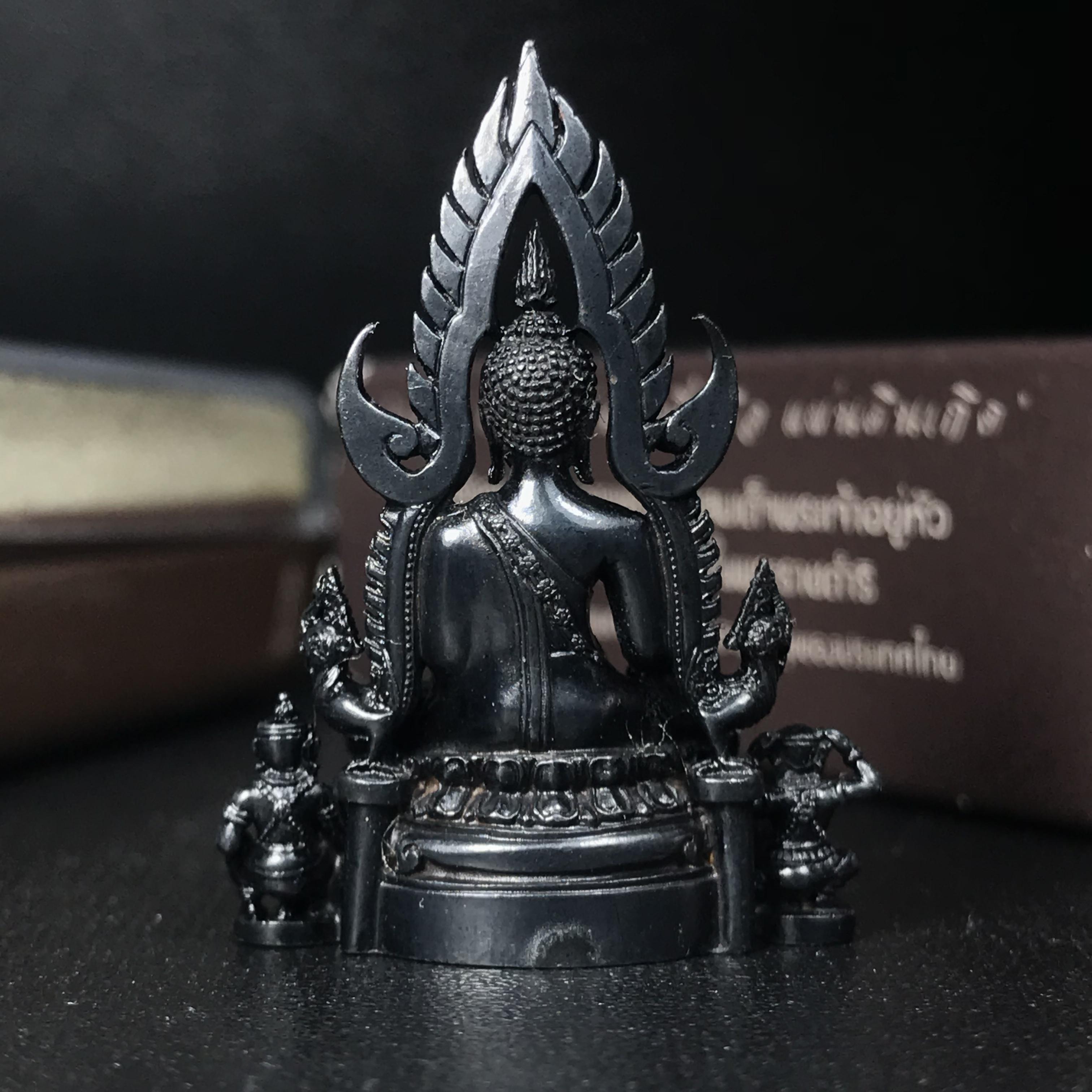 พระพุทธชินราช ภปร. โครงการ "เพราะแผ่นดินนี้ คือ แผ่นดินเกิด" ปี2548(รุ่นแรก) ลอยองค์ หน้าตัก 1/2 นิ้ว เนื้อเงินรมดำ