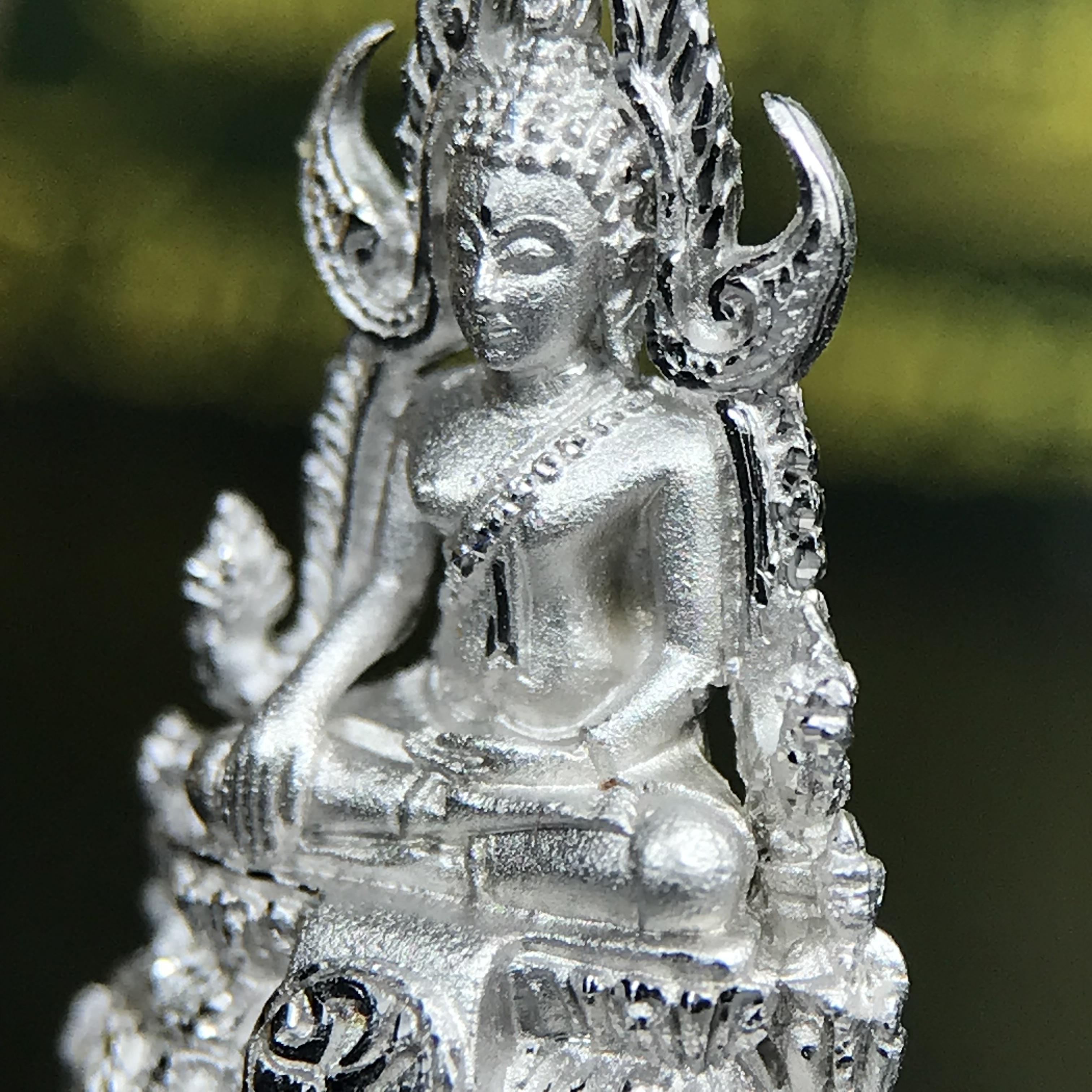 พระพุทธชินราช ภปร. 84 พรรษา พิมพ์เล็กขนาดหน้าตัก 1/4 นิ้ว(สูง 2.0 ซม.)เนื้อเงินชุบทองคำขาว (สภาพผิวสวยเดิม)(พระราชทานมวลสาร จิตรลดาและเส้นพระเจ้า(เส้นผม))พุทธศิลป์ทรงคุณค่าอีกหนึ่งรุ่นยอดนิยม