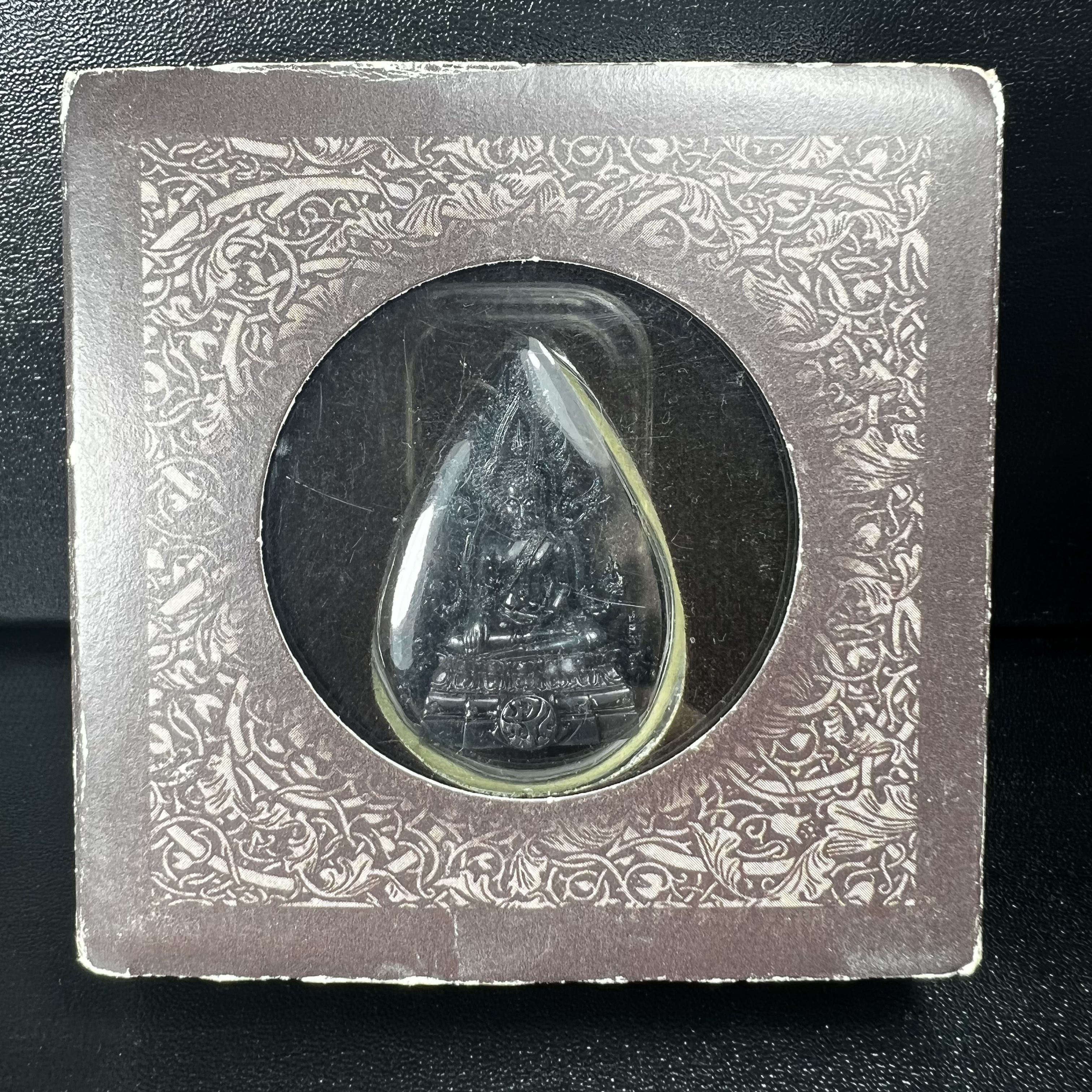 พระพุทธชินราช ภปร. โครงการ "เพราะแผ่นดินนี้ คือ แผ่นดินเกิด" ปี2548(รุ่นแรก) ลอยองค์ หน้าตัก 1/2 นิ้ว เนื้อเงินรมดำ(พุทธศิลป์จำลองเมื่อครั้งลอกทอง ครั้งที่3 เมื่อปี2547 ร้อยปีจะมีสักครั้ง "พระพุทธชินราชองค์ดำ")