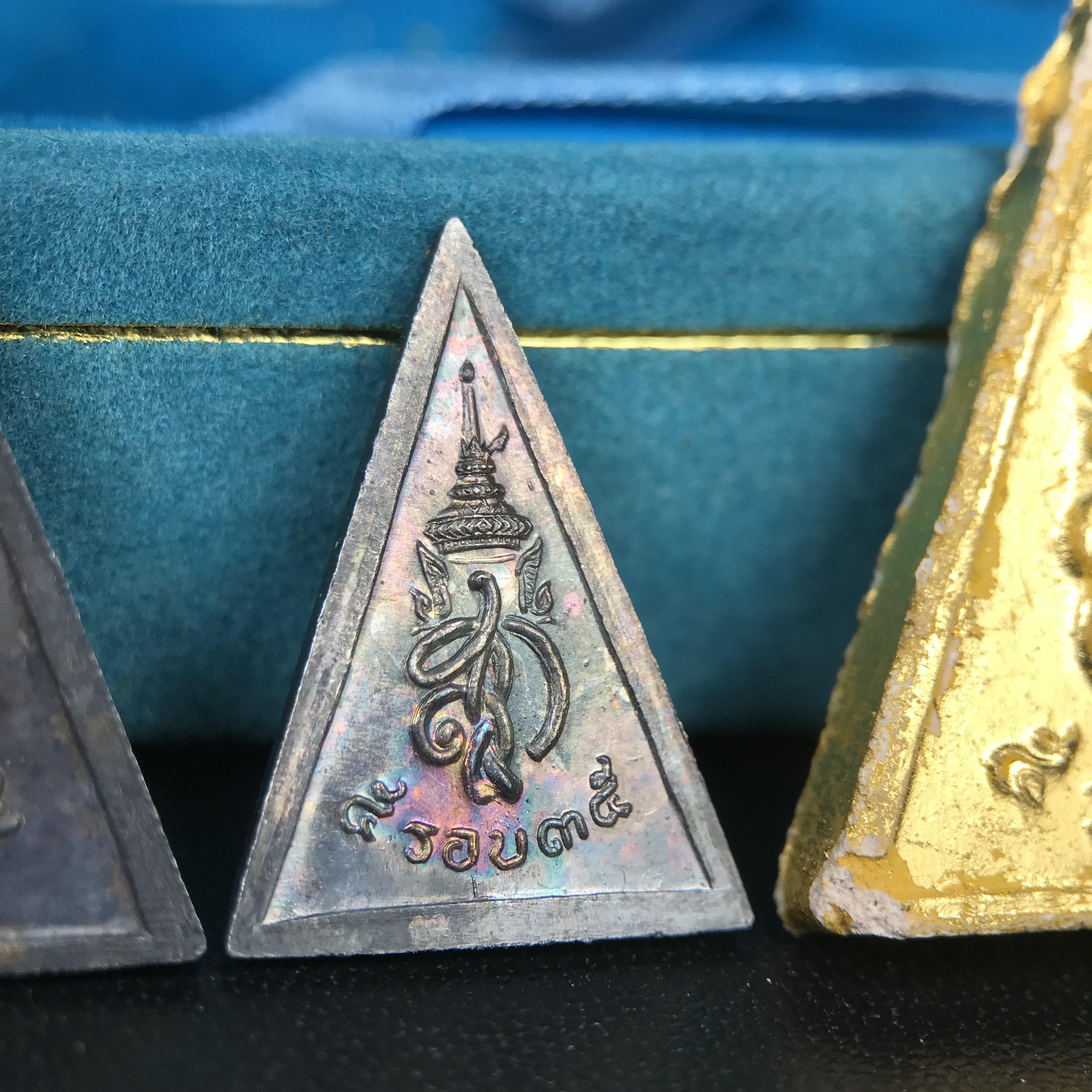 พระไพรีพินาศ สก. ปี 2535พิธีมหาพุทธาภิเษก ณ วัดบวรนิเวศวิหาร เฉลิมพระเกียรติ สมเด็จพระนางเจ้าสิริกิติ์ พระบรมราชินีนาถ พระบรมราชชนนีพันปีหลวง 5 รอบ 60 พรรษา12 สิงหาคม 2535 ชุดพิเศษ 5 รายการ ครบชุดพร้อมกล่องบรรจุเดิม