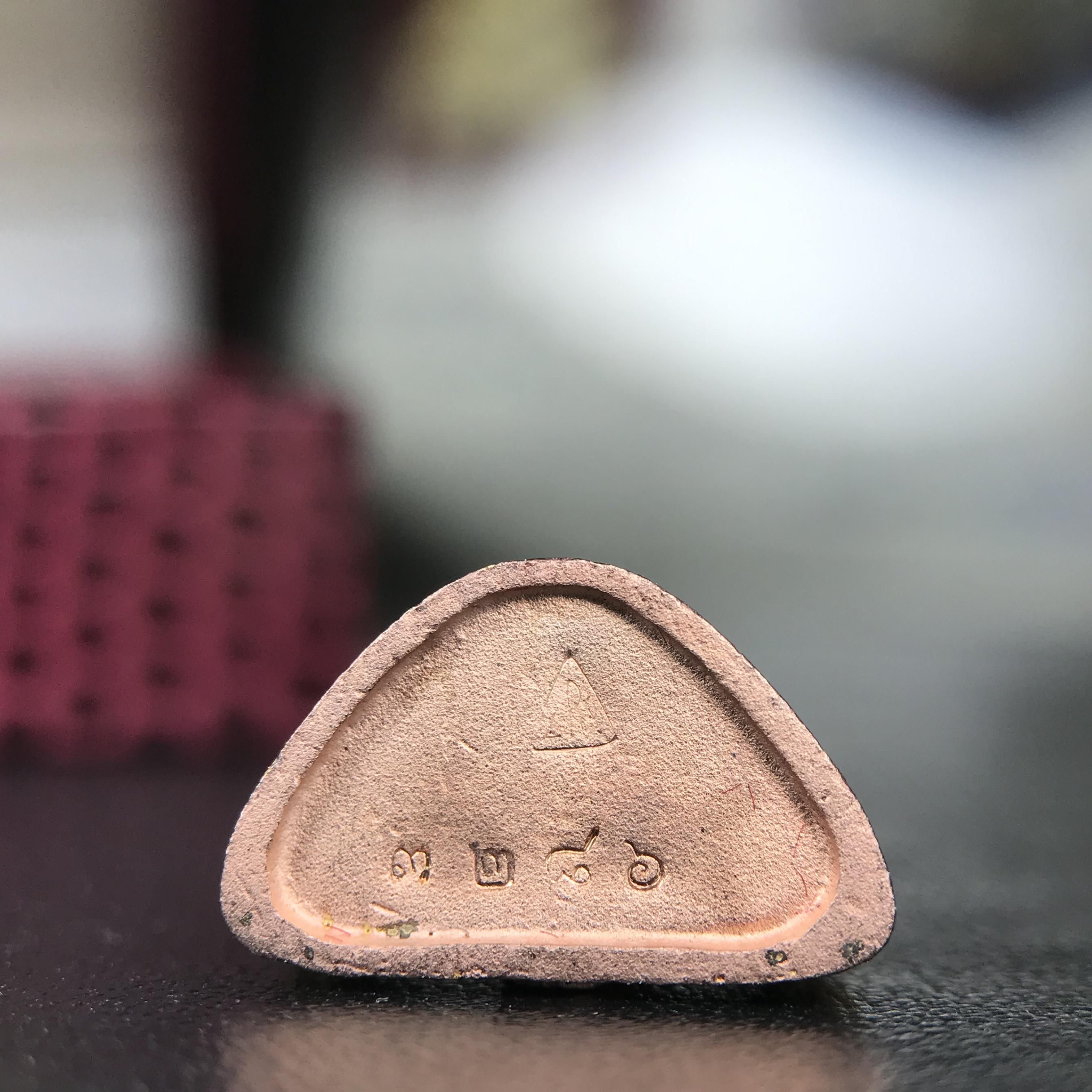 รูปเหมือนสมเด็จพระพุฒาจารย์ (โต พรหมรังสี)วัดใหม่อมตรส บางขุนพรหม ปี2540 รุ่นกาญจนาภิเษก จัดสร้างในวโรกาสที่รัชกาลที่ 9 ทรงครองสิริราชสมบัติ ครบ 50ปี ลอยองค์พิมพ์ใหญ่ เนื้อเงินบริสุทธิ์ 99.9% แบบชุบสามกษัตริย์ขัดเงาบางส่วน พร้อมกล่องบรรจุใบรับรองเดิมครบ