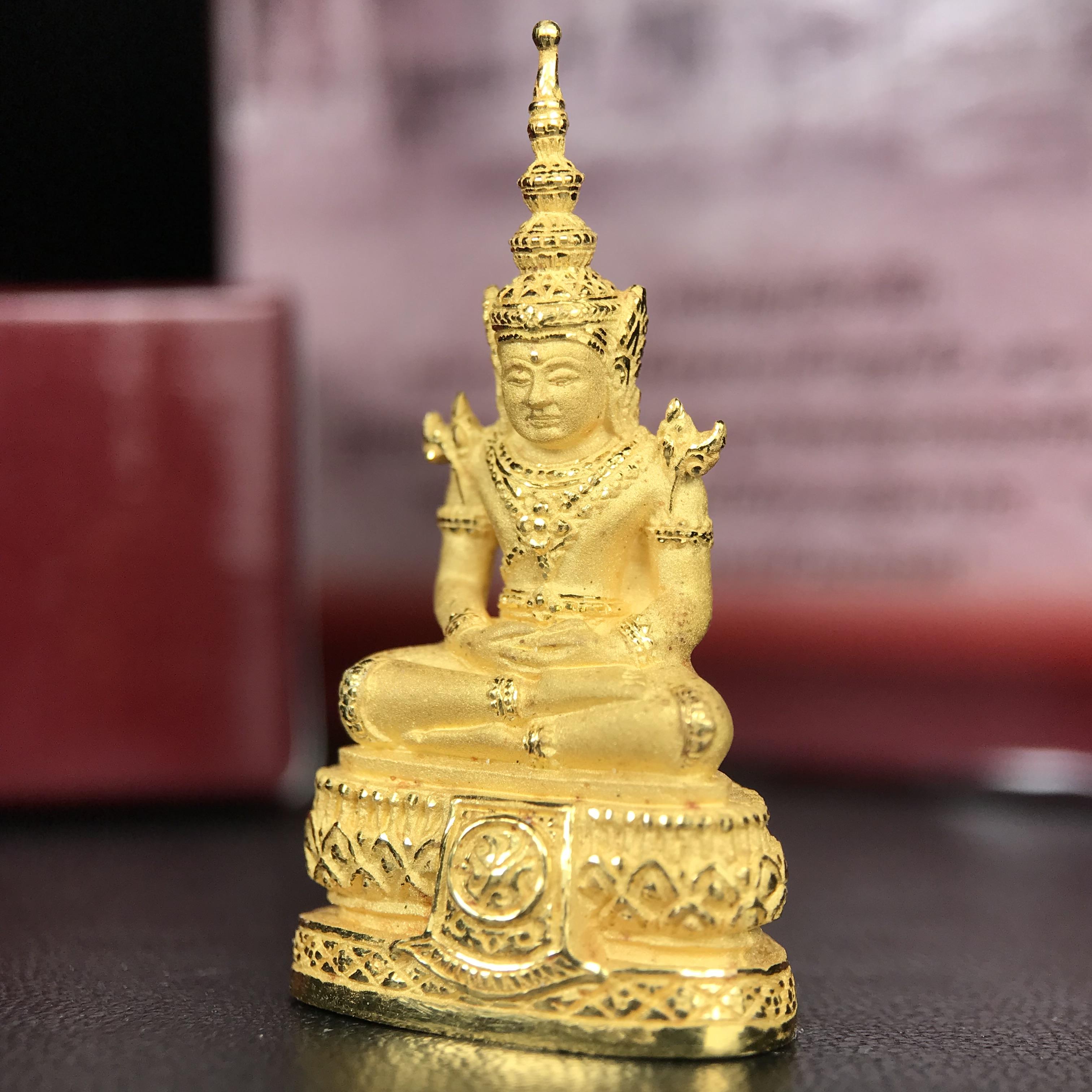 พระแก้วมรกต ภปร.(รุ่นแรก) ปี2545 รุ่นฉลองกรุงรัตนโกสินทร์ครบ 220 ปี พิมพ์ลอยองค์ใหญ่ เนื้อทองคำบริสุทธิ์ 96.5%(15.2 กรัม) ขนาด 19*35 มม.ครบสมบูรณ์(องค์หมายเลข ๓๓)(เลขคู่สวย)สุดยอดมงคลแผ่นดินที่ควรเก็บรักษา บูชาเป็นมงคลชีวิต(สวยงามและหายากมาก)(1ใน1000องค์)