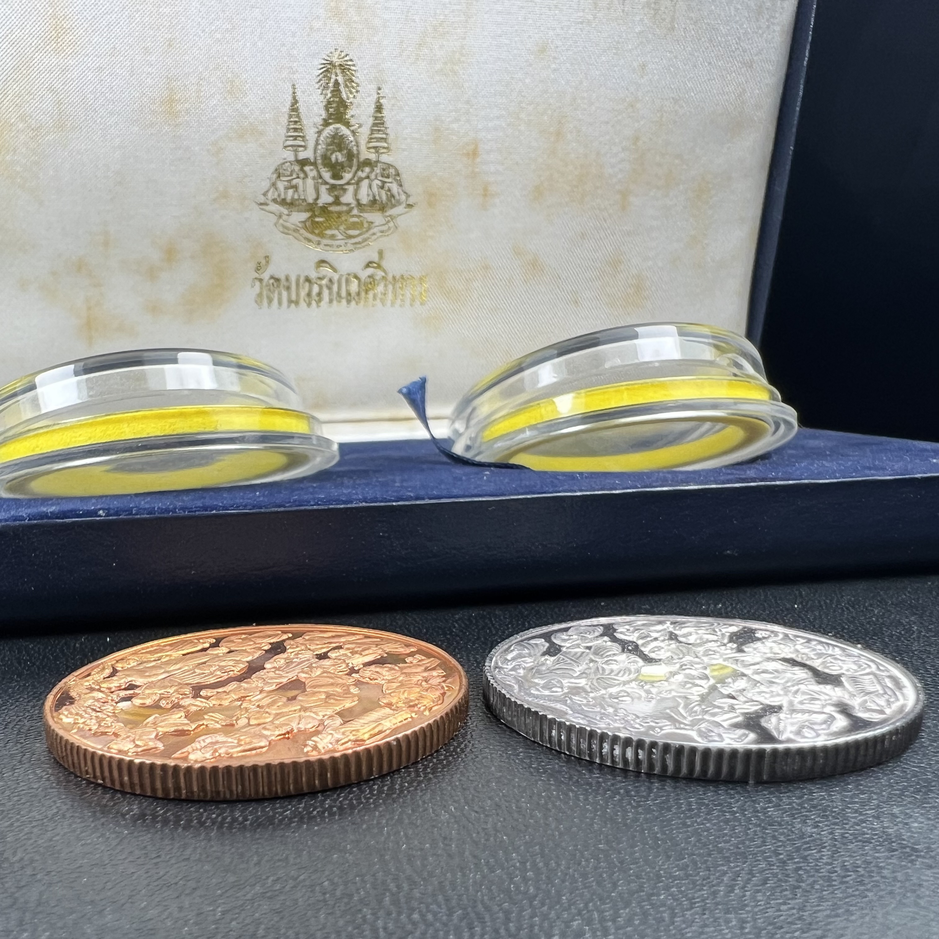 เหรียญจับโป้ยล่อหั่น 18 อรหันต์(18 เซียน)รุ่นกาญจนาภิเษก ปี2539 พิธีพุทธาภิเษก ณ วัดบวรนิเวศวิหาร ขนาด3.2ซม. ชุดเนื้อเงินและเนื้อทองแดงขัดเงา ขอบเหรียญแบบสตางค์ หลังตราสัญลักษณ์ปีกาญจนาภิเษก พร้อมกล่องบรรจุเดิมครบ สุดยอดสิริมงคล โชคลาภค้าขาย สารพัดกันภัย