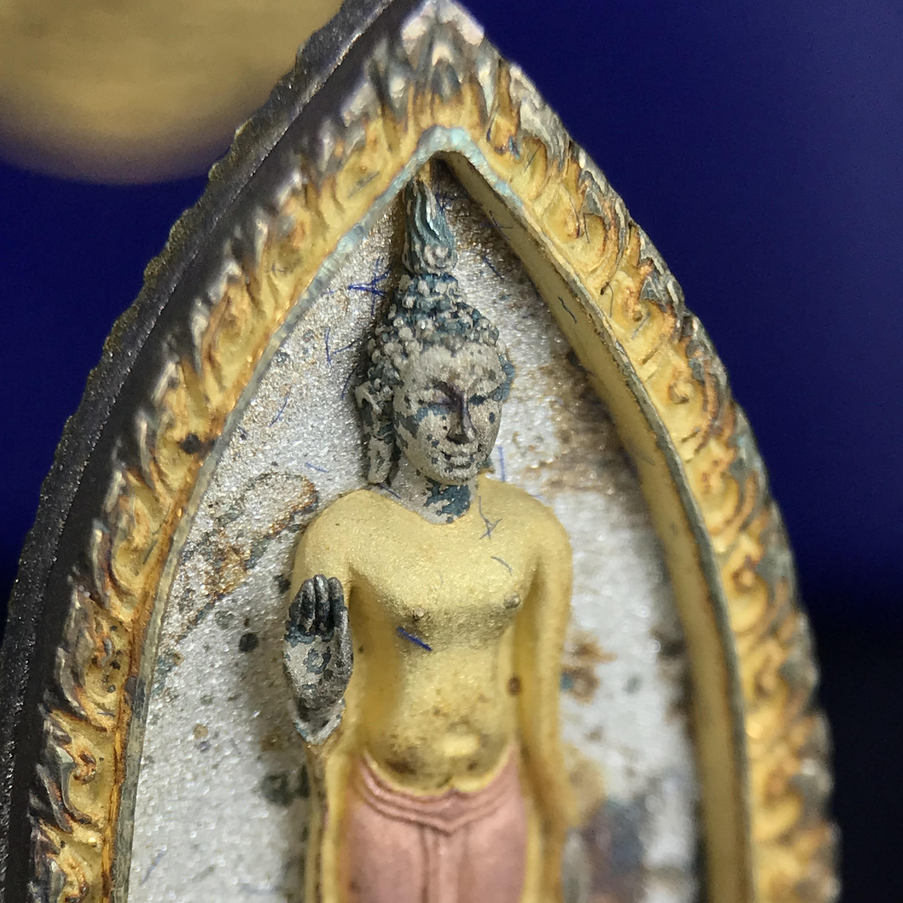 พระพุทธกาญจนพรสยามภูมิ ภปร. ปี 2539 เนื้อเงินสามกษัตริย์พื้นทรายประกาย(ผิวเดิมสวย) พิมพ์ทรงใบขนุน ขนาด3.2ซม. พระพุทธรูปประจำพระชนมวาร รัชกาลที่9 จัดสร้างในวโรกาสทรงครองสิริราชสมบัติครบ50ปี(องค์หมายเลขมหามงคลเลข ๙๙๙(เจริญก้าวหน้าในทุกด้าน)(1 ใน 5000 องค์)