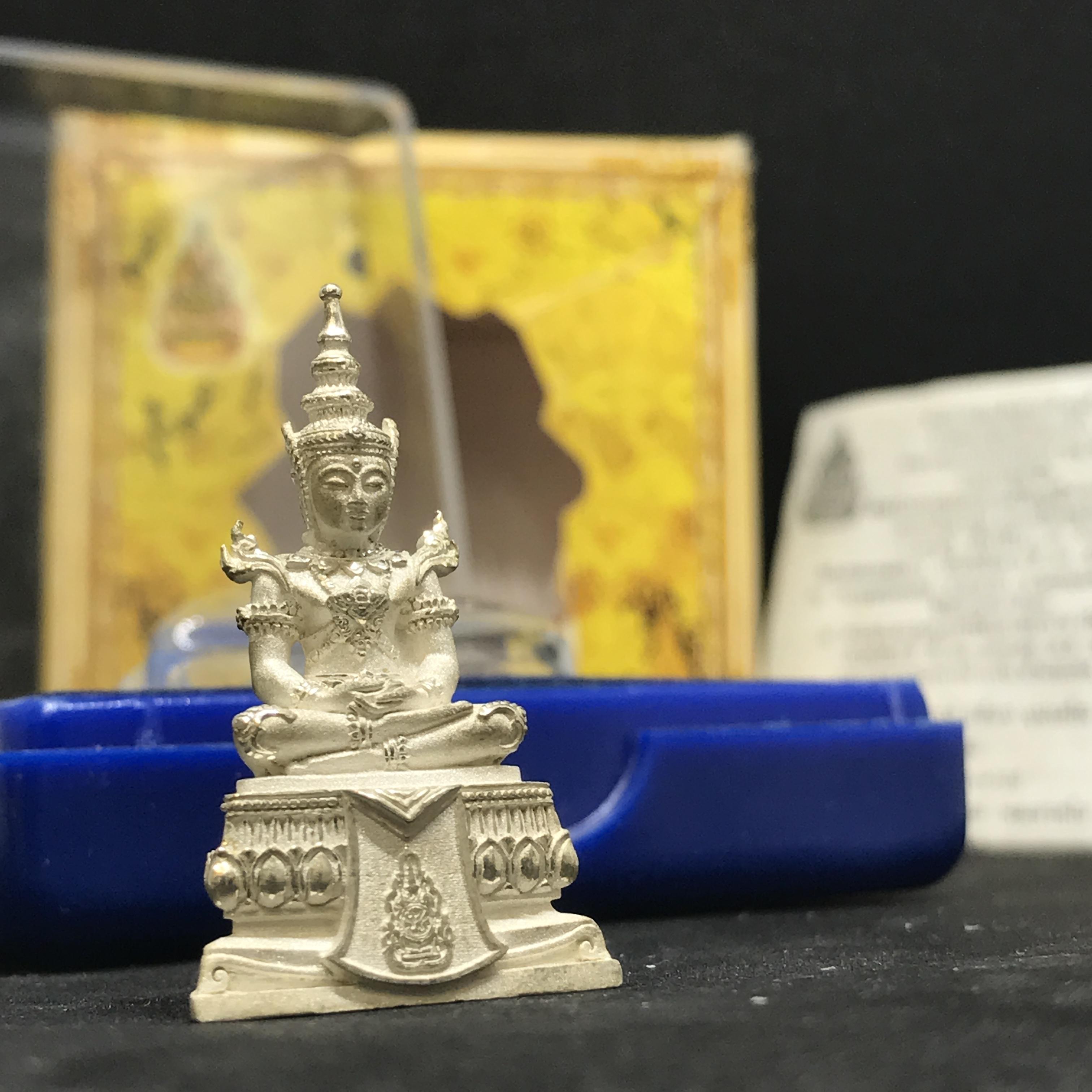 พระแก้วมรกต(จำลอง)ลอยองค์ ขนาดหน้าตัก 1/2 นิ้ว(พิมพ์ใหญ่) ทรงเครื่องฤดูร้อน เนื้อเงิน ตราสัญลักษณ์ฉลองสิริราชสมบัติ ครบ 60 ปี