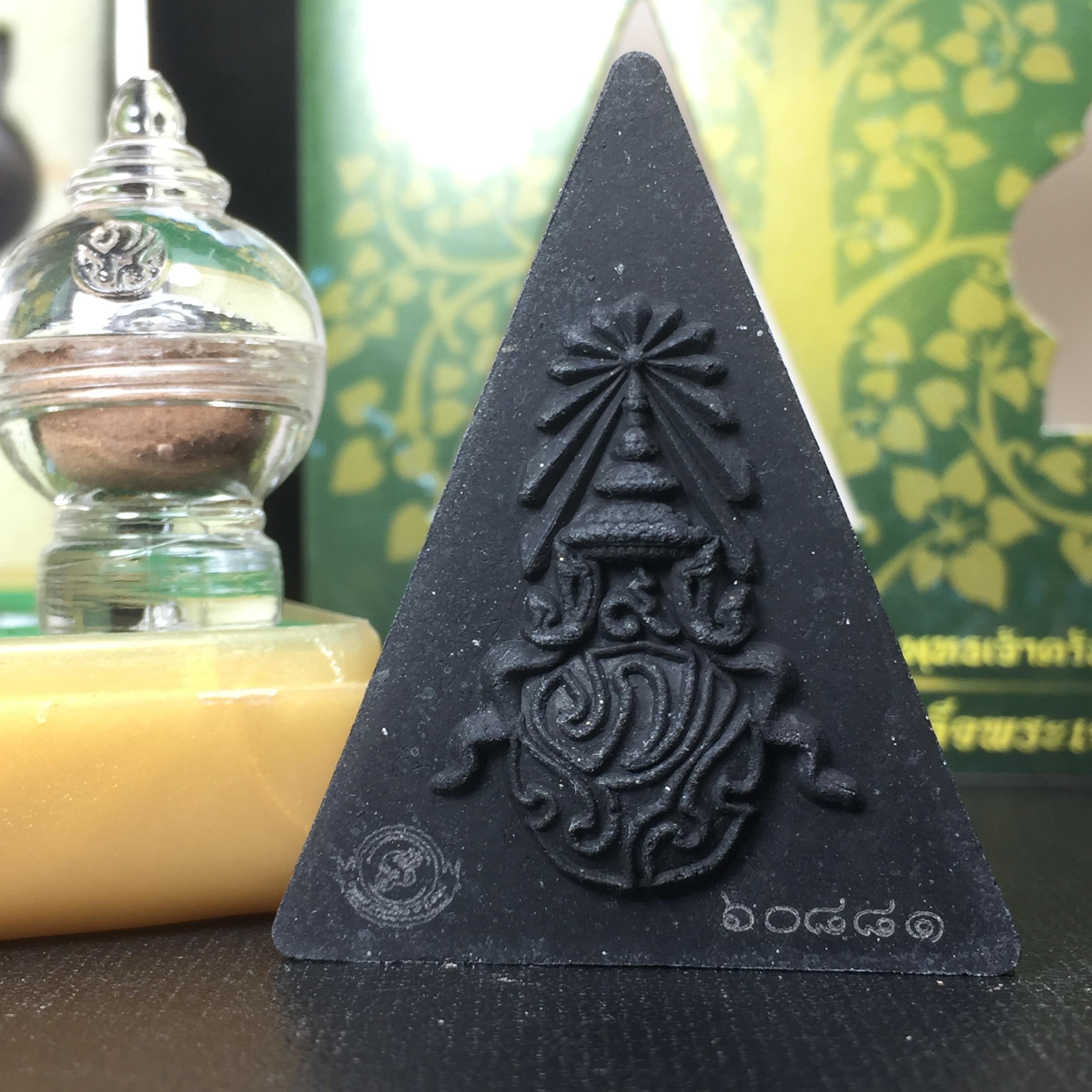 พระพุทธชินราช(จำลอง)ภปร. 84พรรษา เนื้อผง หลัง ภ.ป.ร. (พระราชทานมวลสาร จิตรลดาและเส้นพระเจ้า ร.9(เส้นผม))