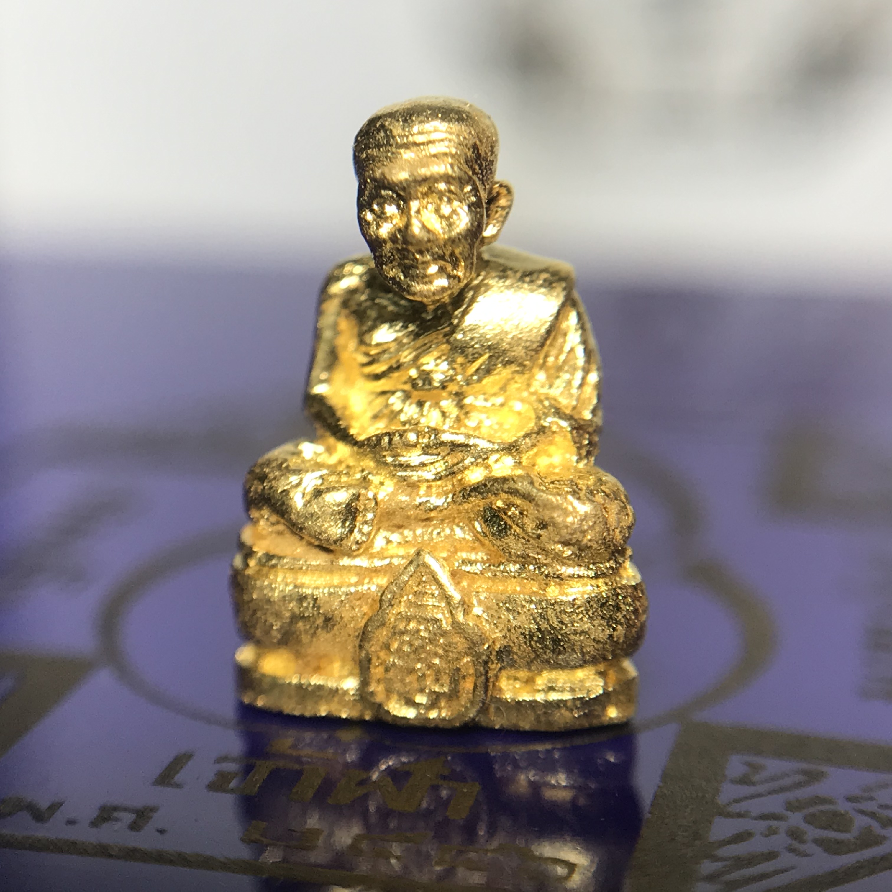 หลวงพ่อทวด สธ. รุ่นสมเด็จเจ้าฟ้ามหาจักรี 48พรรษา จัดสร้างโดยสภากาชาดไทย ปี2546 (รูปหล่อขนาดห้อยคอ) เนื้อทองคำหนัก 2.02 กรัม พร้อมกล่องบรรจุเดิมสวยงาม