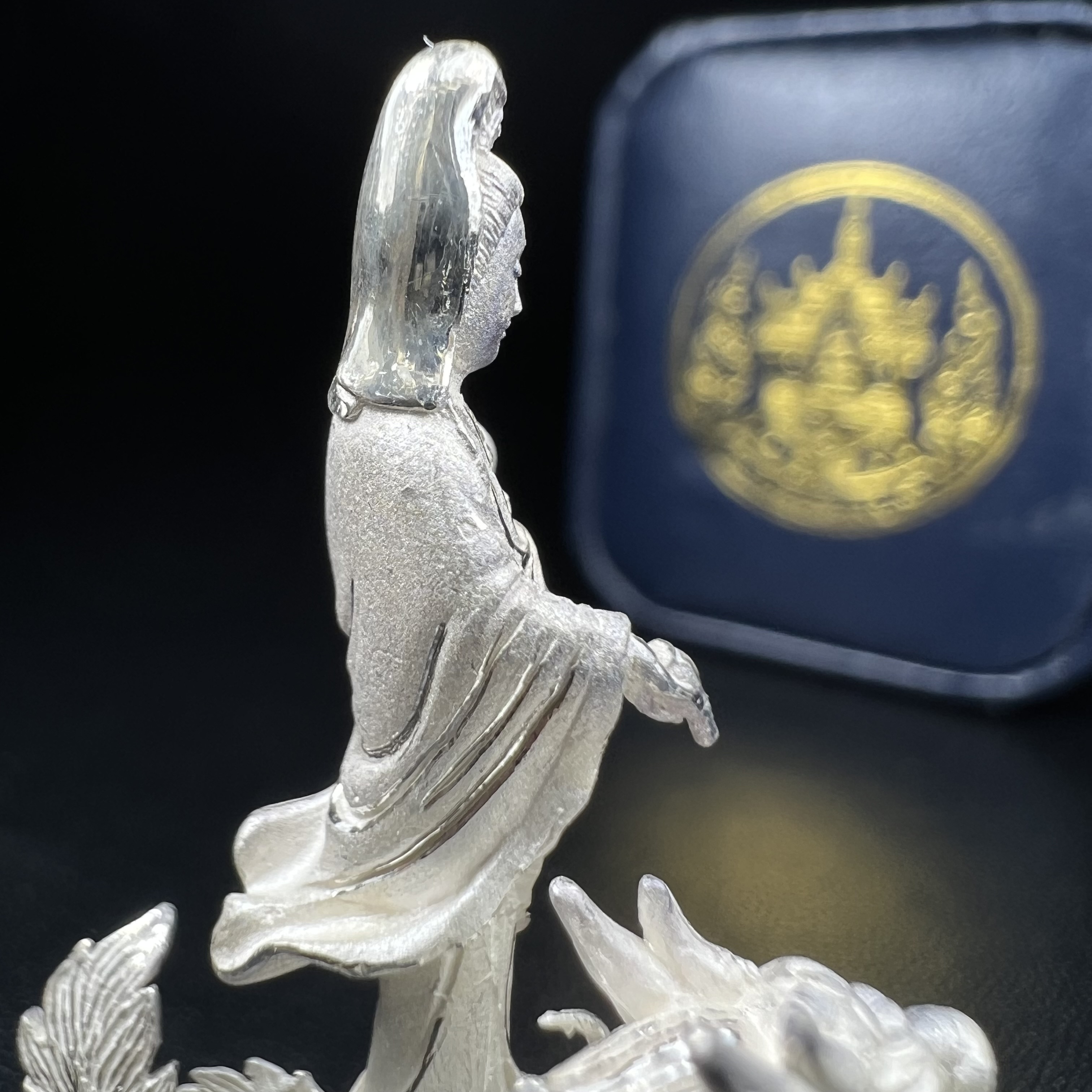 รูปหล่อลอยองค์พระโพธิสัตว์กวนอิม ทรงประทับมังกร จ.ระนอง เนื้อเงิน พิมพ์ใหญ่(สภาพผิว สวยงดงาม ทรงคุณค่า) เฉลิมฉลองในวโรกาสที่พระบาทสมเด็จพระเจ้าอยู่หัวทรงครองสิริราชสมบัติครบ 50 ปี จ.ระนอง พ.ศ.2539