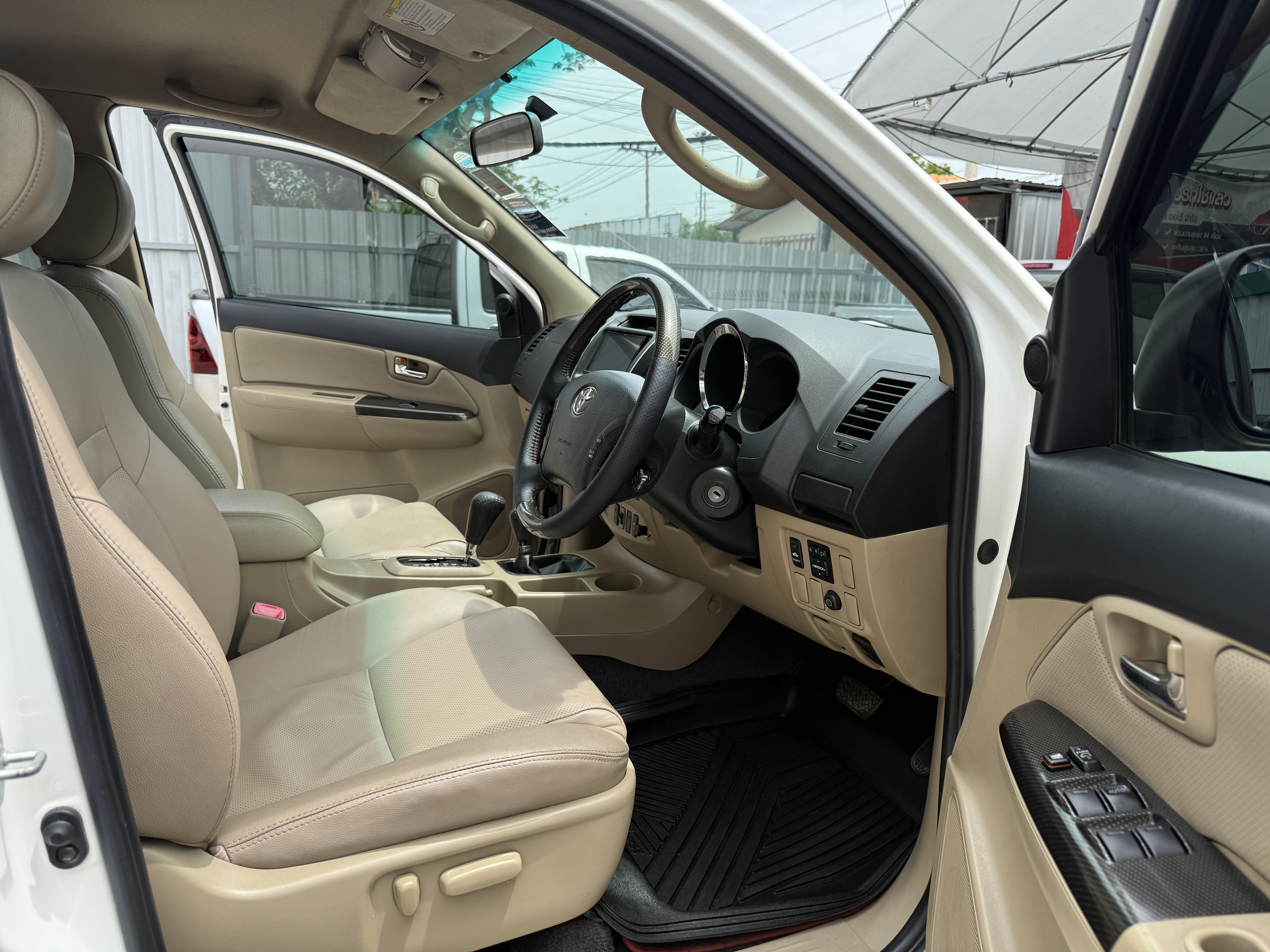 Toyota Fortuner 3.0 V 4WD TRD Sportivo At 2011 ขาว