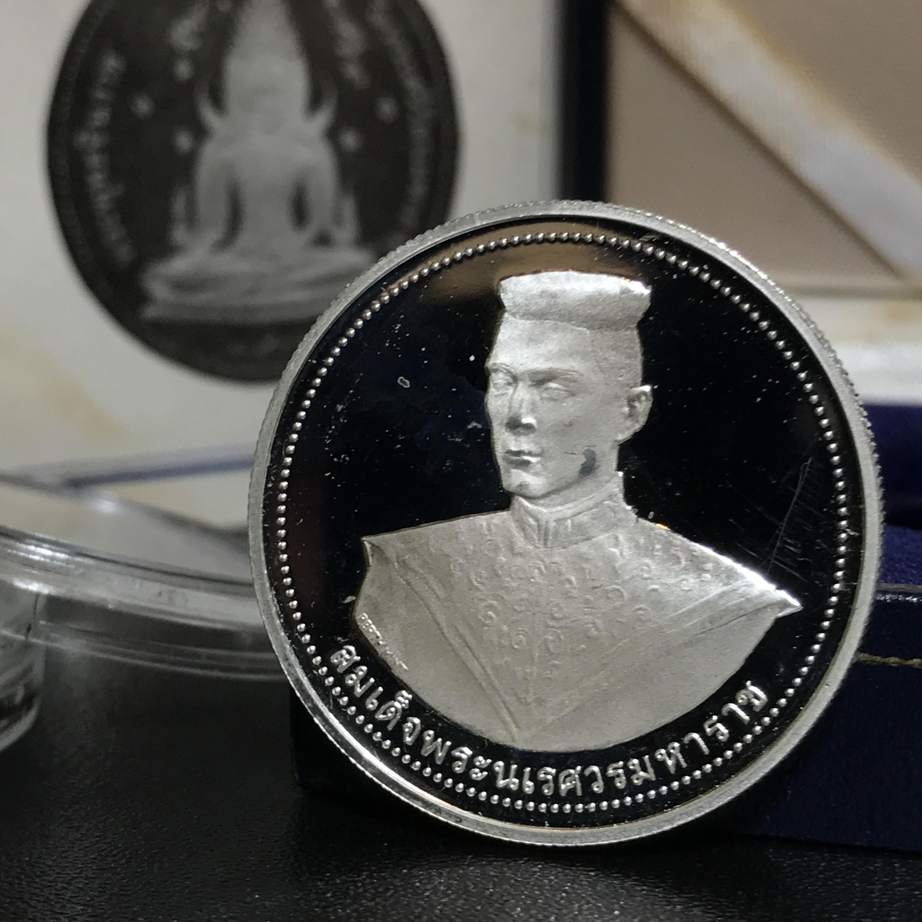 เหรียญสมเด็จพระนเรศวรมหาราช-พระพุทธชินราช รุ่นกองทุนสร้างอาคารเรียนวิทยาลัยสงฆ์ วัดพระศรีรัตนมหาธาตุ ปี 2536 เนื้อเงินขัดเงากล่องเดิมใบรับรองพร้อม