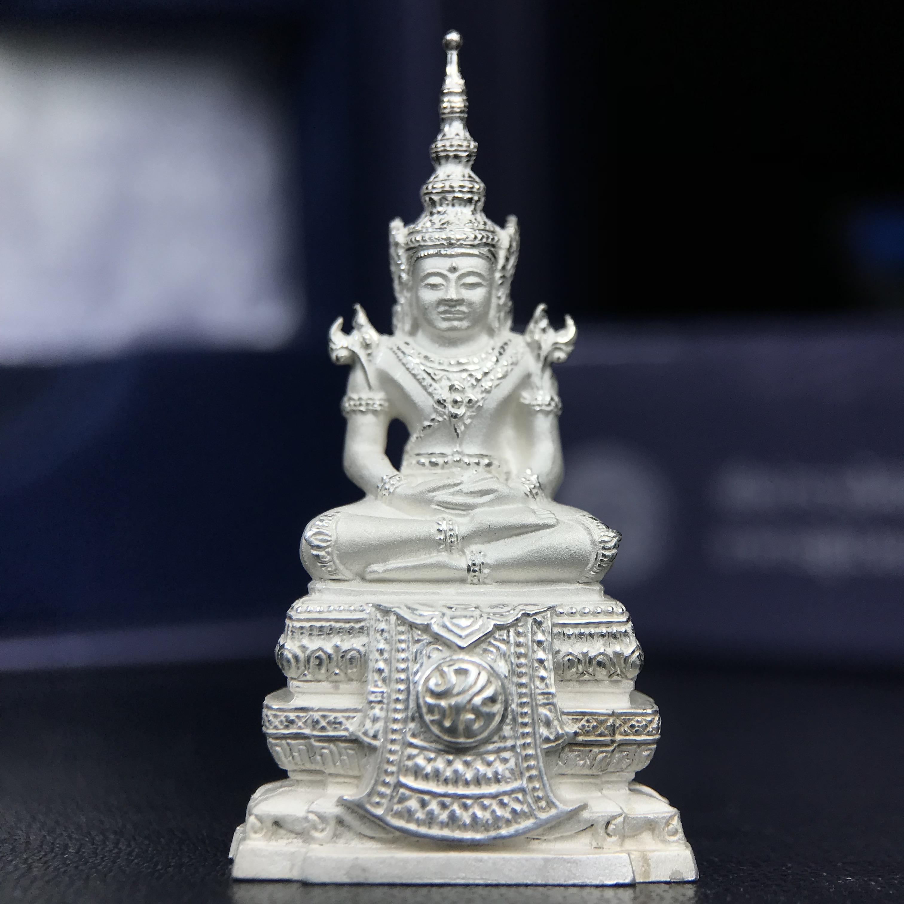 พระแก้วมรกต ภปร. ปี 2547 จัดสร้างโดยโรงพยาบาลภูมิพลอดุลยเดช เนื้อเงิน ลอยองค์ สูง 3.7 ซม.หน้าตัก 1/2 นิ้ว พิธีมหามังคาภิเษก ณ พระอุโบสถวัดพระศรีรัตนศาสดาราม(วัดพระแก้ว) งดงามทรงคุณค่าอีกหนึ่งรุ่นยอดนิยม หายาก(หมายเลขต้นๆหลักร้อย ๕๗๓)(1ใน3000องค์)