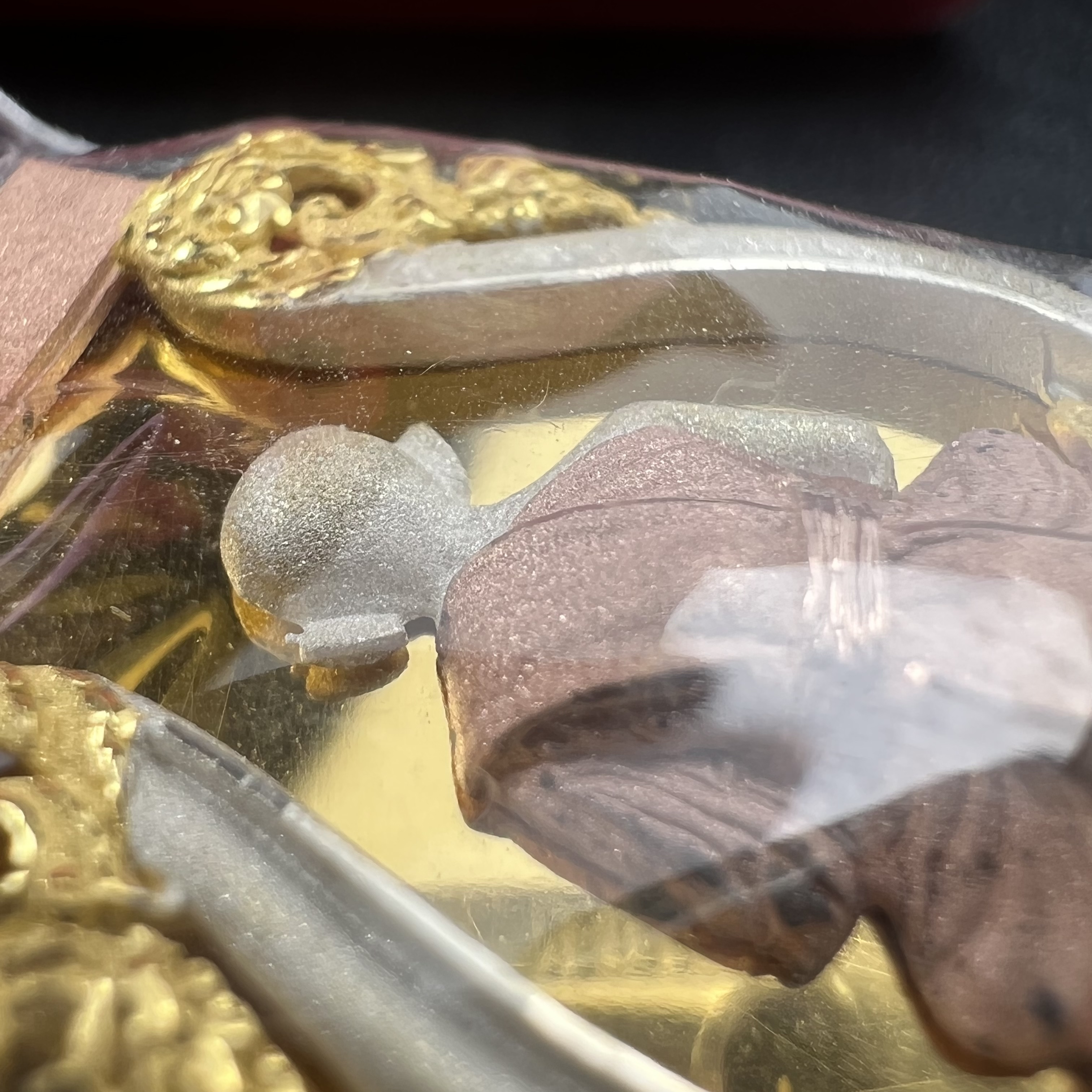 หลวงพ่อทวดเหยียบน้ำทะเลจืด รุ่นครบรอบกระทรวงกลาโหม 115 ปี พิธีปลุกเสก ณ มหาเจดีย์วัดพะโค๊ะ และบนเรือรบหลวงกองเรือยุทธการภาคที่ 2 กลางทะเล จังหวัดสงขลา ปี2545 เหรียญทรงเสมาเนื้อเงินสามกษัตริย์(ฉากพื้นหลังผิวกระจก) ตอกโค๊ตและหมายเลข ซีนซองเดิมกล่องบรรจุเดิม