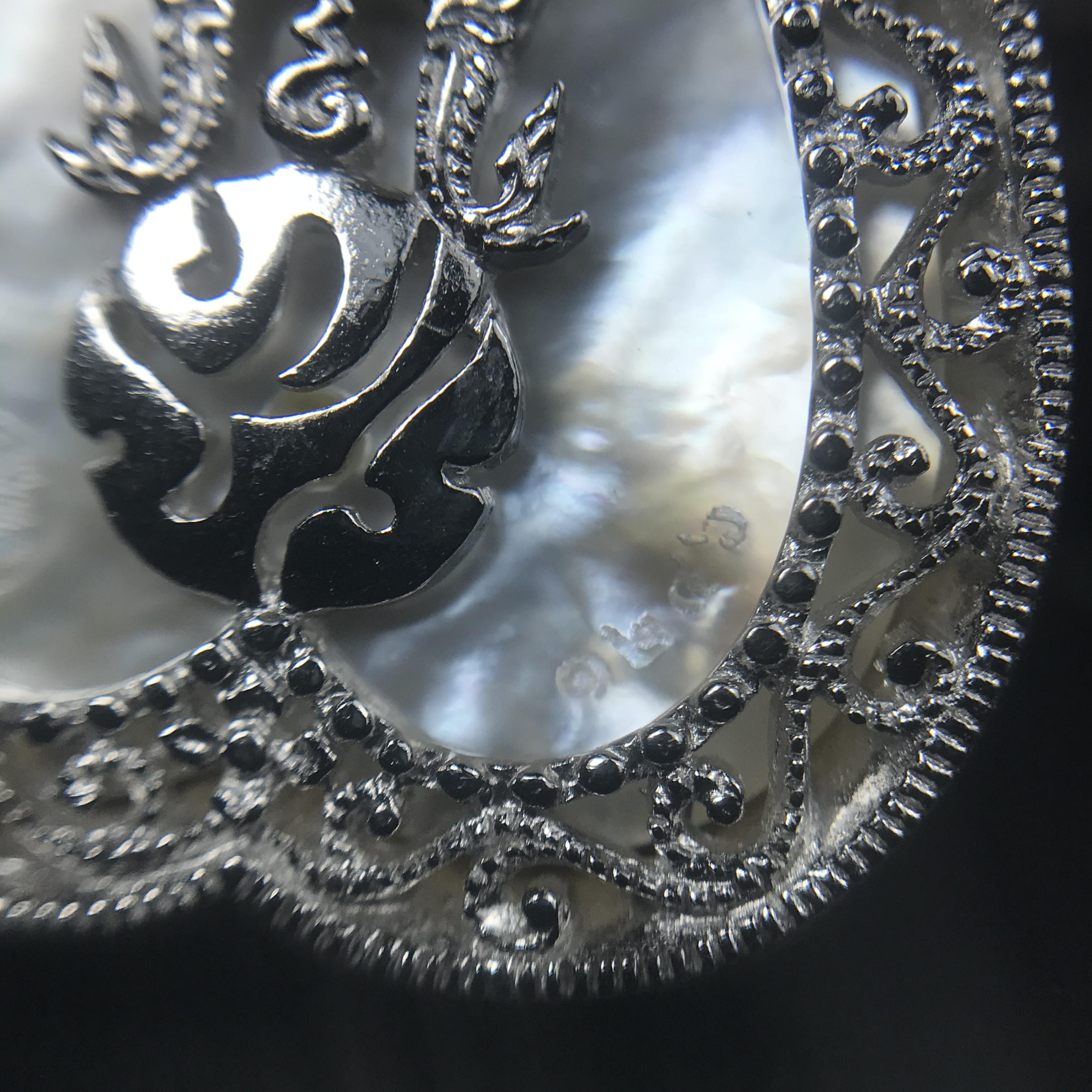 พระพุทธชินราช ภปร. โครงการ "เพราะแผ่นดินนี้ คือ แผ่นดินเกิด" ปี2548(รุ่นแรก) เหรียญทรงใบโพธิ์ ขนาด 21 x 29 มม. เนื้อเงินสามกษัตริย์ องค์พระชุบสามกษัตริย์ ล้อมด้วยกรอบเงินชุบทองคำขาวสลักเสลาเป็นลวดลายละเอียดอ่อน ส่วนพื้นองค์พระเป็นเปลือกหอยมุข