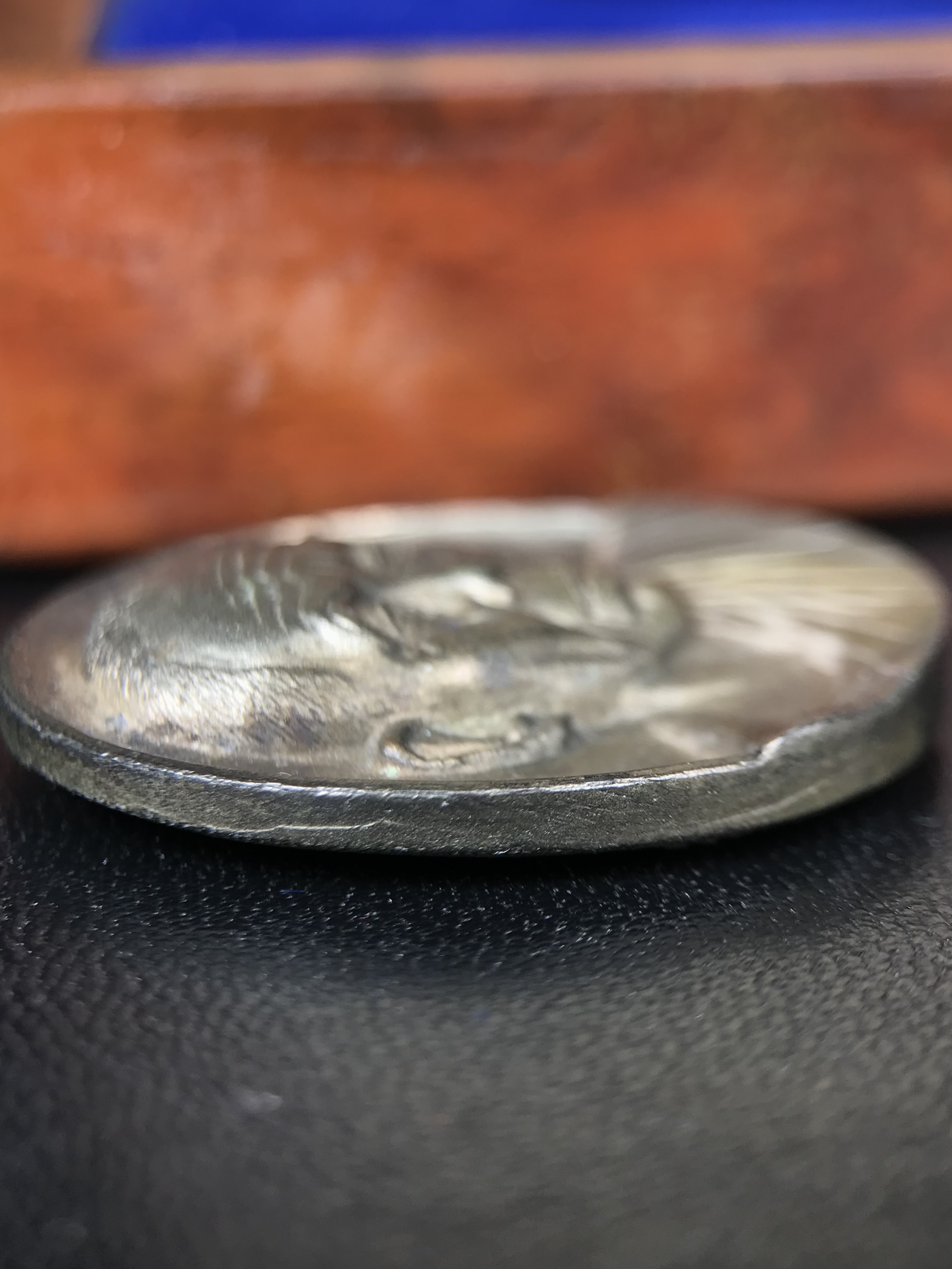 เหรียญรูปเหมือนพระญาณวิทยาคมเถร (หลวงพ่อคูณ ปริสุทโธ)ชุดกาญจนาภิเษกครองราชย์ครบ 50 ปี วัดบวรนิเวศวิหาร ปี 2538 เหรียญหล่อเนื้อนวโลหะ(พิเศษกรรมการมีรอยจาร ตอกโค๊ดหมายเลข ๓๒๗)(หายากพบเจอน้อยมาก)(พร้อมกล่องบรรจุเดิมลายไม้สีน้ำตาลมีตรากาญจนา) พิธีใหญ่