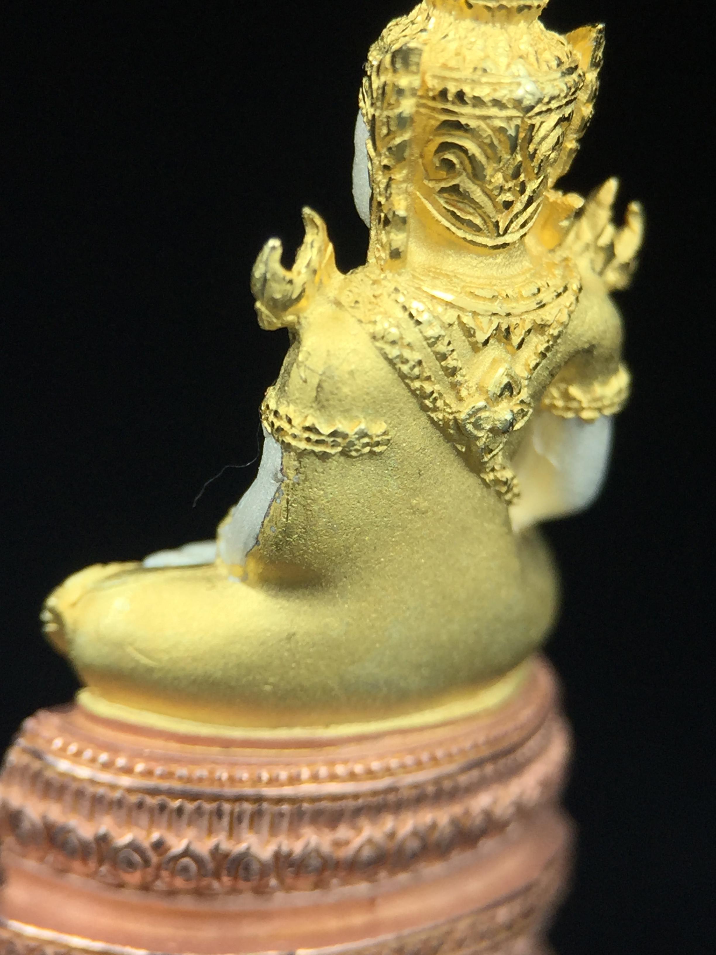 พระแก้วมรกต ภปร. ปี2547 จัดสร้างโดย รพ.ภูมิพลฯ เนื้อเงิน (3 กษัตริย์)ลอยองค์ หน้าตัก 1/2 นิ้ว งดงามทรงคุณค่าอีกหนึ่งรุ่นยอดนิยม หายาก