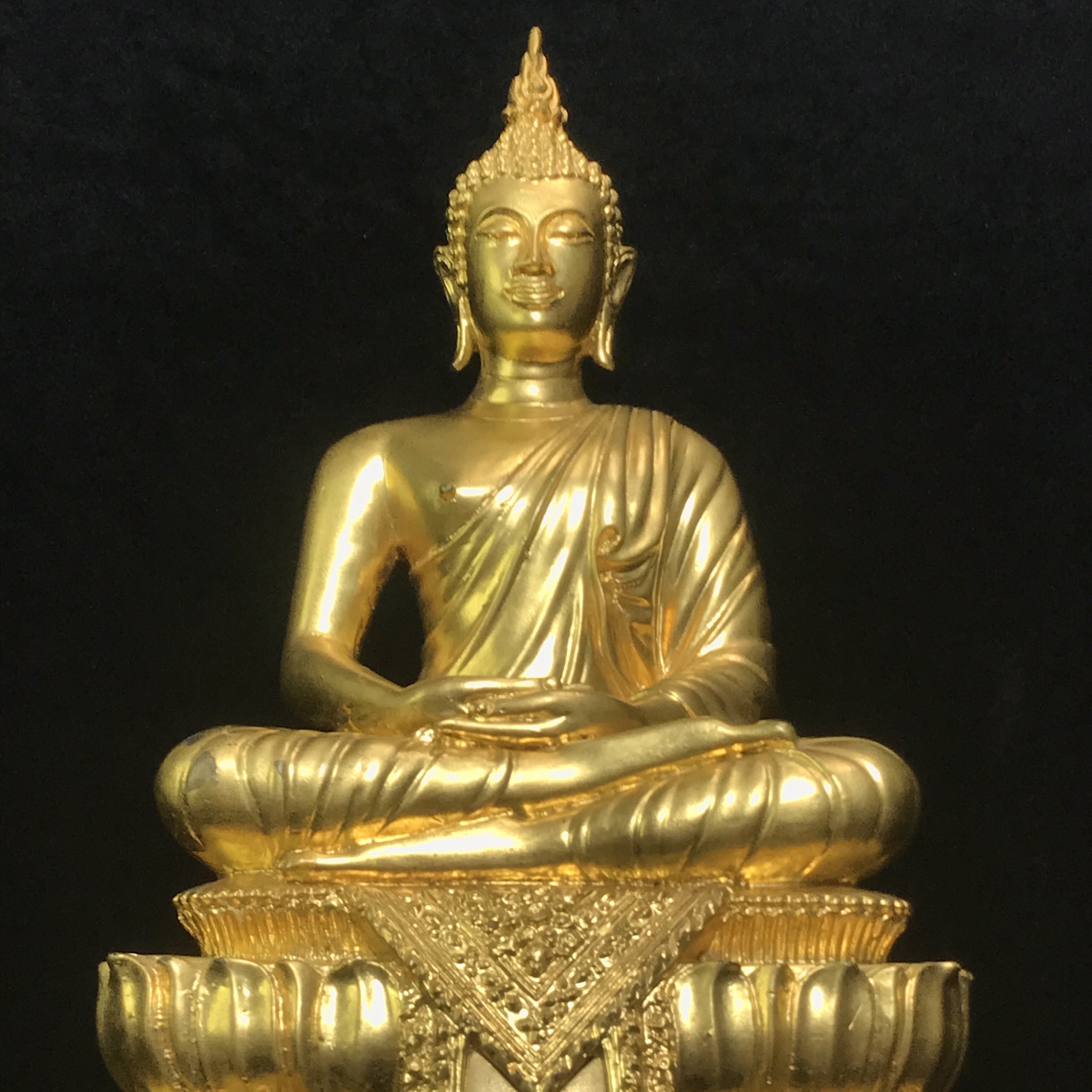 พระพุทธนวมมหาราชายุจฉับปริวัตนมงคล ภปร. พระบาทสมเด็จพระเจ้าอยู่ห้วรัชกาลที่9 เนื่องในวโรกาสเฉลิมพระชนมพรรษา 6 รอบ ( 72 พรรษา )ปี 2542 โดยสำนักนายกรัฐมนตรี หน้าตัก 5นิ้ว(พิธีใหญ่ พุทธศิลป์สวย งดงาม)