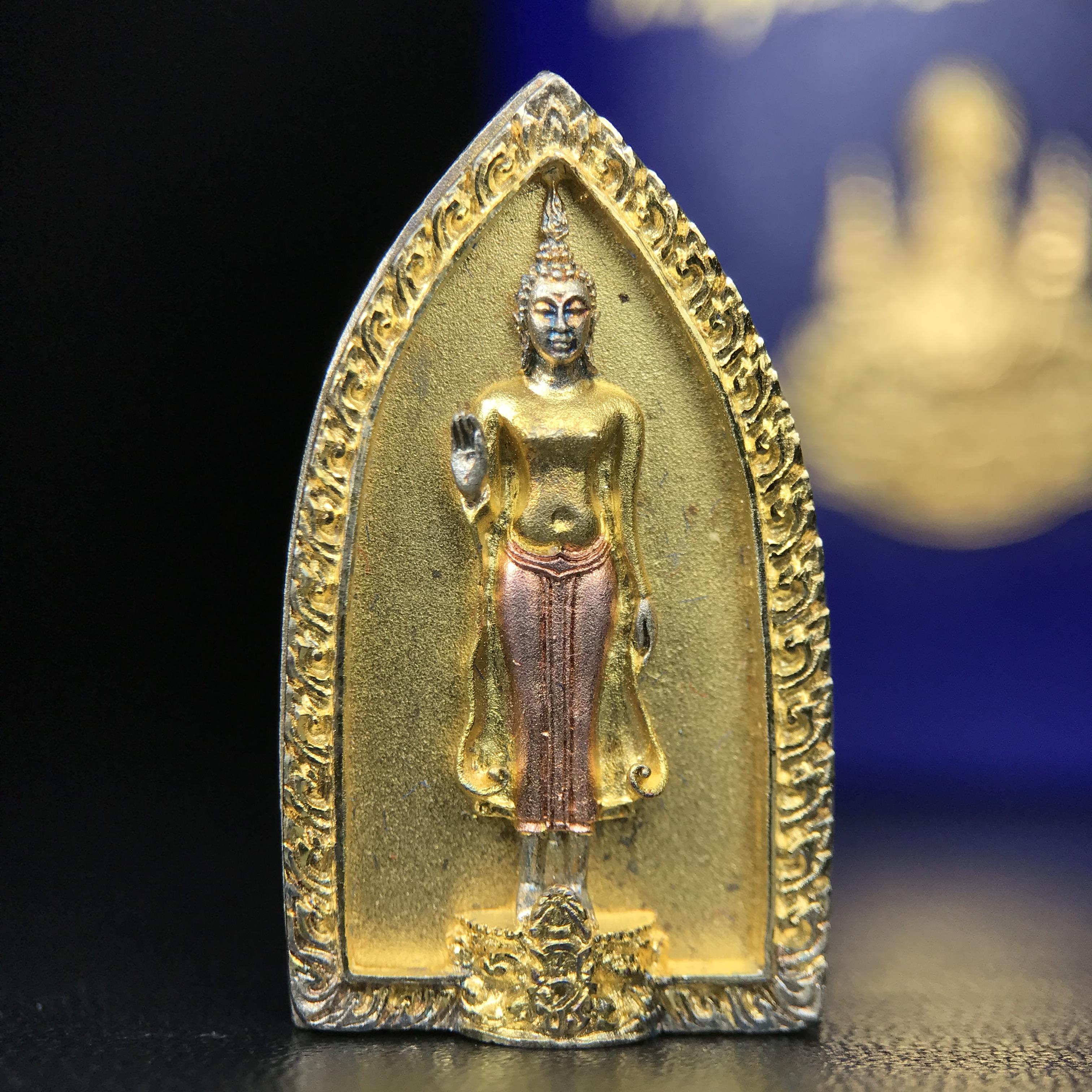 พระพุทธกาญจนพรสยามภูมิ ภปร. ปี 2539 เนื้อเงินสามกษัตริย์พื้นทรายเงา(ผิวเดิมสวย) พิมพ์ทรงใบขนุน ขนาด3.2ซม. พระพุทธรูปประจำพระชนมวาร รัชกาลที่9 ทรงโปรดเกล้าให้วิทยาลัยป้องกันราชอาณาจักร(วปอ.)สร้างในวโรกาสทรงครองสิริราชสมบัติครบ50ปี พ.ศ.2539(1ใน5000องค์)