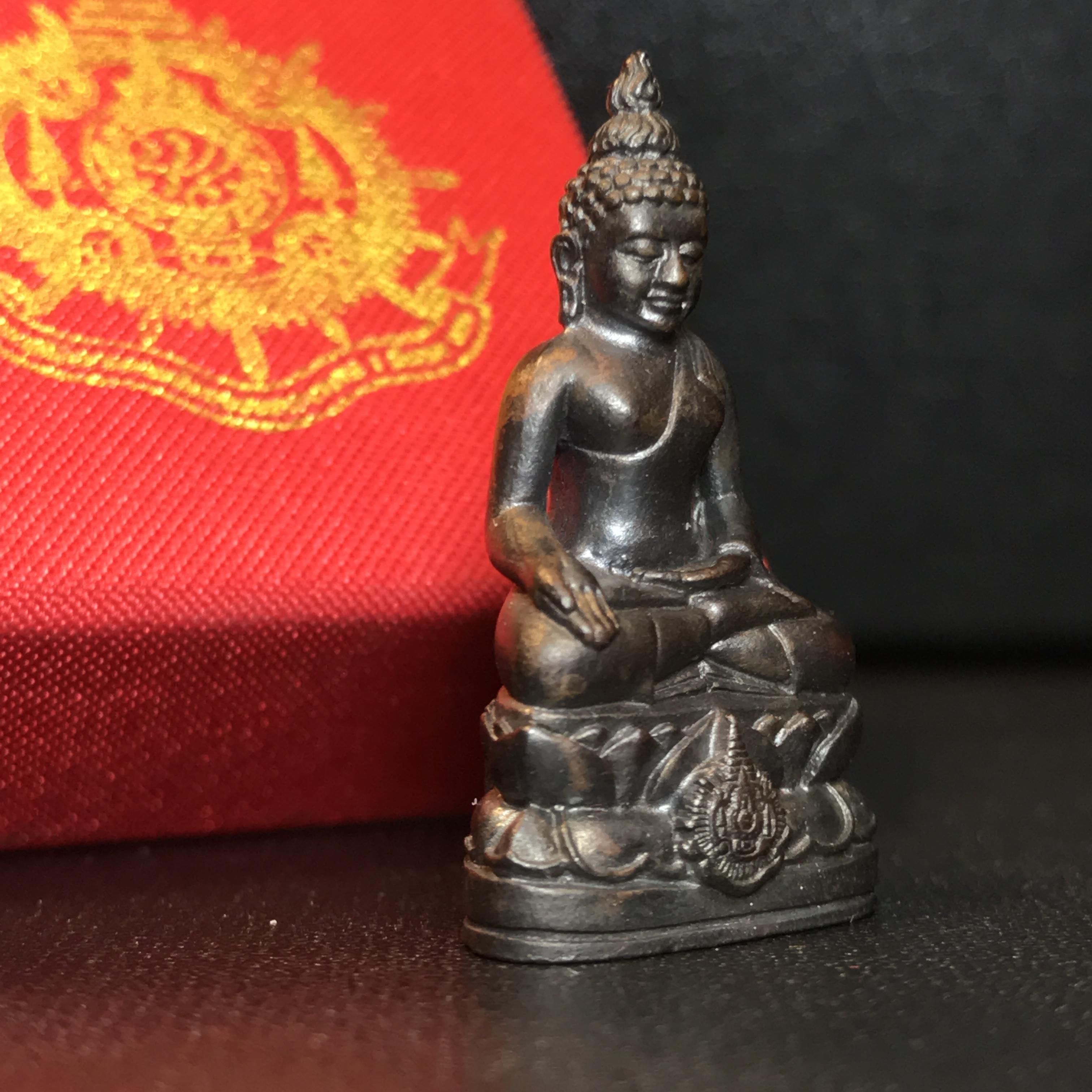 พระกริ่งไพรีพินาศ เฉลิมพระเกียรติ พระบาทสมเด็จพระเจ้าอยู่หัวรัชกาลที่9 พระชนมพรรษา 6 รอบ ปี2542เนื้อนวโลหะผสมทองคำ(บรรจุเหล็กไหล)ดีนอก-ดีใน