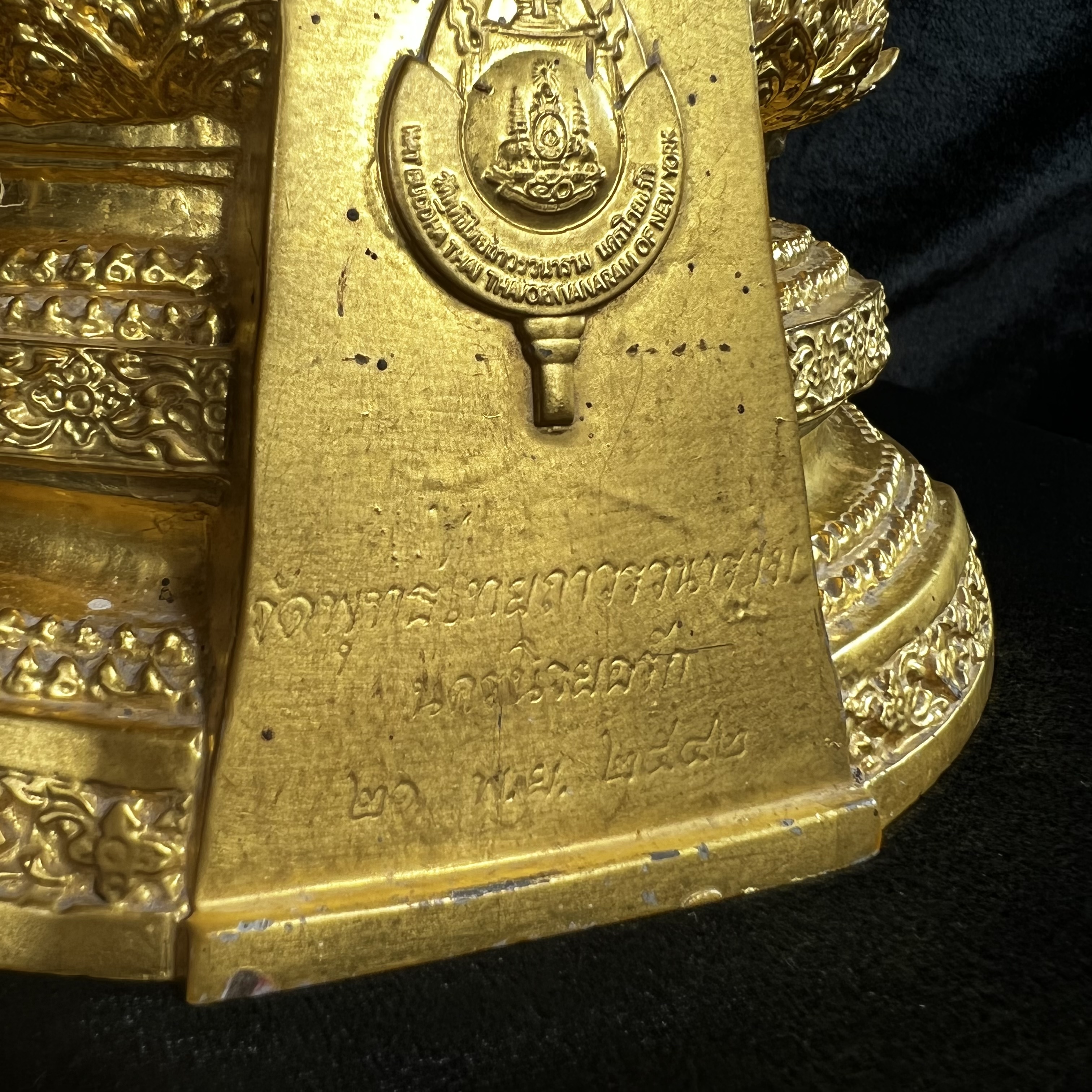 พระพุทธมหามณีรัตนปฏิมากร (จำลอง)พระแก้วมรกต วัดพุทธไทยถาวรวนาราม นครนิวยอร์ก ตรา ภปร. 6รอบ 72พรรษา ในหลวงรัชกาลที่9 ปี2542 ขนาดบูชาหน้าตัก 5นิ้ว หล่อเนื้อโลหะ(ในหลวงรัชกาลที่9 เสด็จเจิมพระสุหร่าย)(1ใน999องค์)