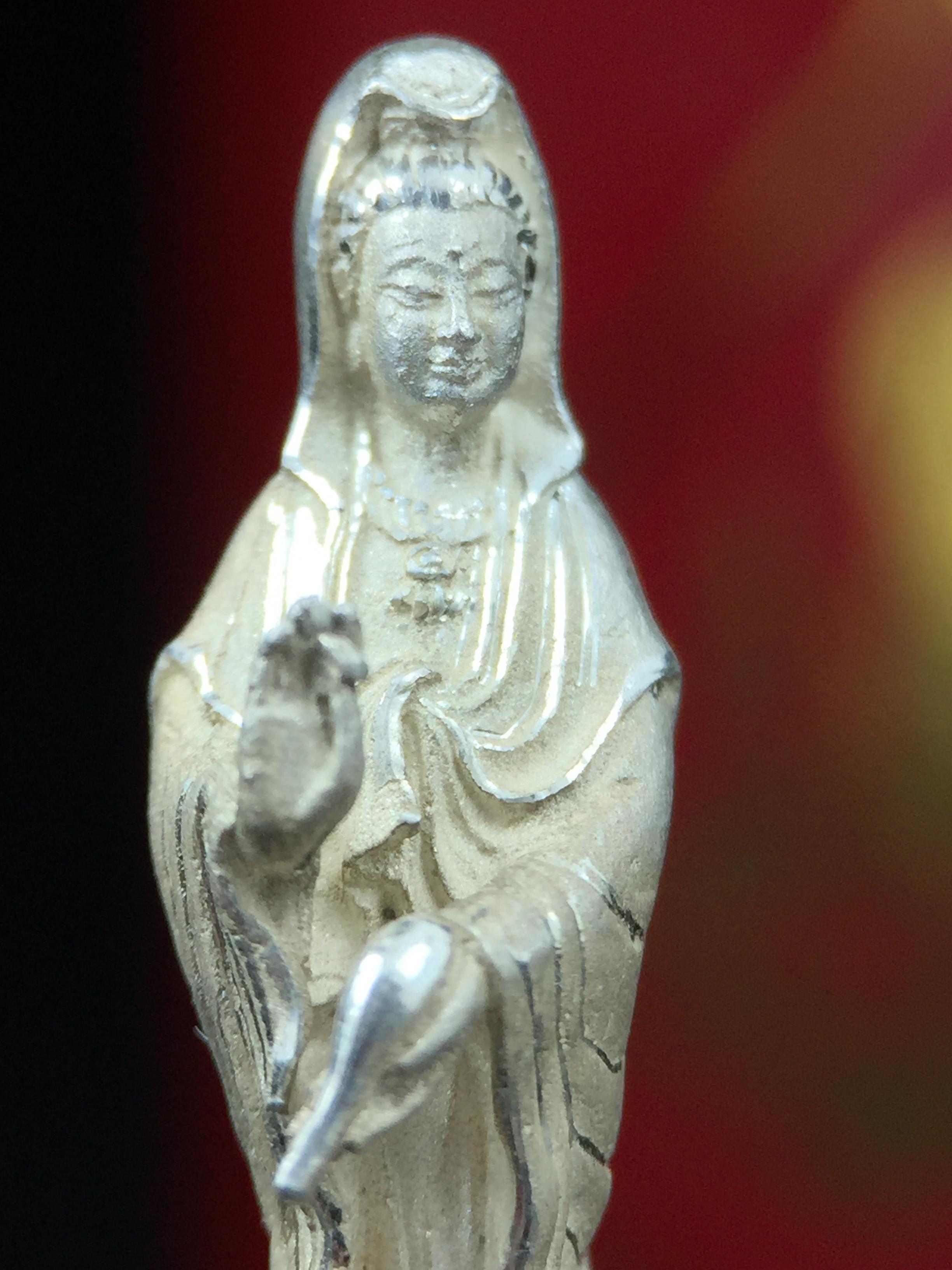 รูปหล่อลอยองค์ พระมหาโพธิสัตว์กวนอิม ทรงประทับมังกร เนื้อเงินพ่นทรายขัดเงาบางส่วน โครงการสร้าง พระศรีอริยะเมตตรัยมหาโพธิสัตว์ น้อมถวายพระบาทสมเด็จพระเจ้าอยู่หัว ทรงครองศิริราชสมบัติครบ 50 ปี มหาพุทธาภิเษก วันที่ 6 เมษายน 2540 วัดโพธิ์แมนคุณาราม กรุงเทพฯ