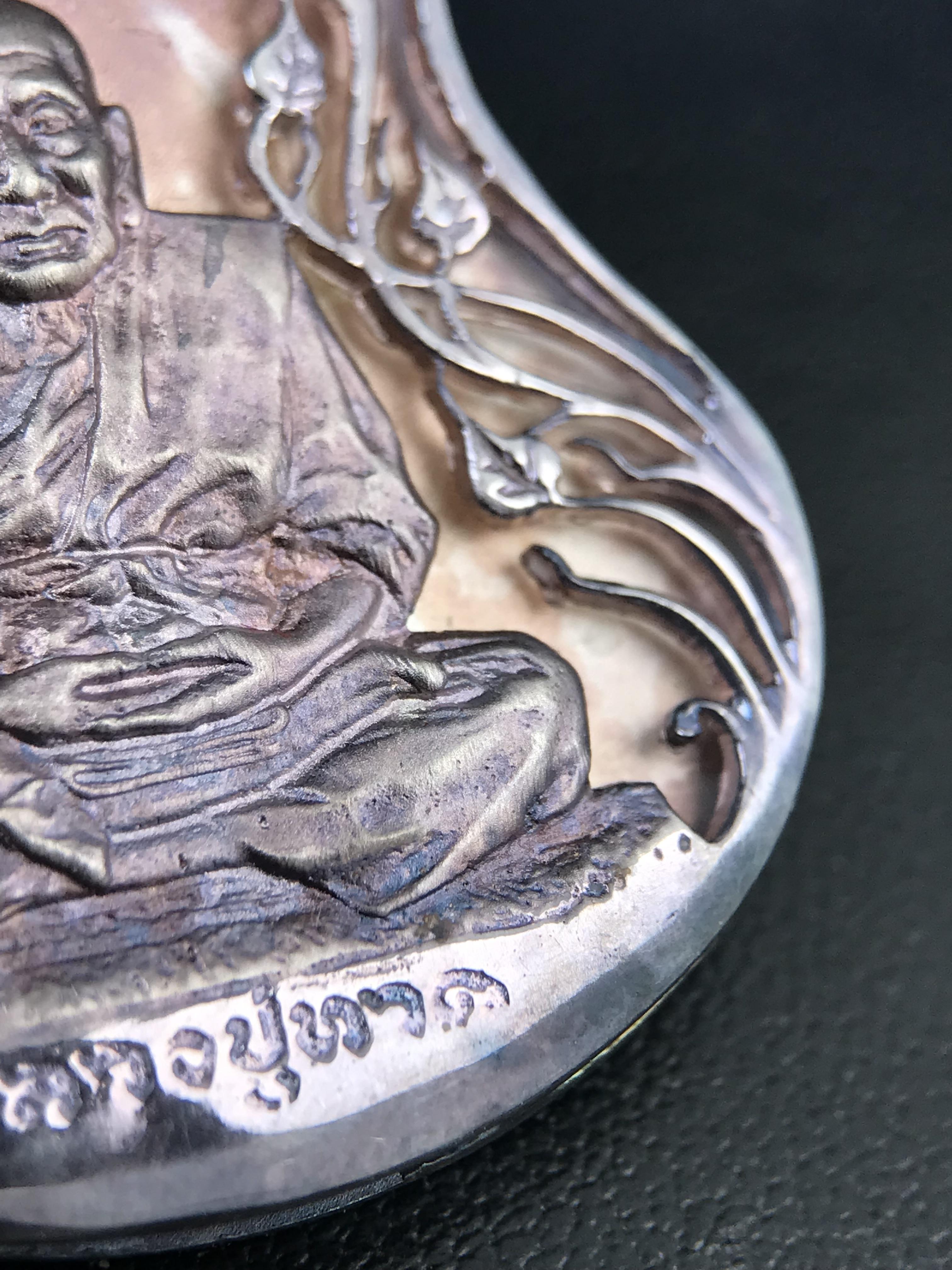 เหรียญหลวงปู่ทวด พระนามาภิไธย สก. แบบงานฉลุโบราณ(HAND MADE) ปี 2544 เนื้อเงิน(ผิวเดิมขึ้นสีรุ้งออกม่วงธรรมชาติสวยมาก) พิธีปลุกเสก ณ อุโบสถวัดช้างให้ และ พิธีมังคลาภิเษก ณ พระอุโบสถ วัดพระศรีรัตนศาสดาราม(วัดพระแก้ว) (1 ใน 2000 เหรียญ)พบเจอน้อยหายากมาก