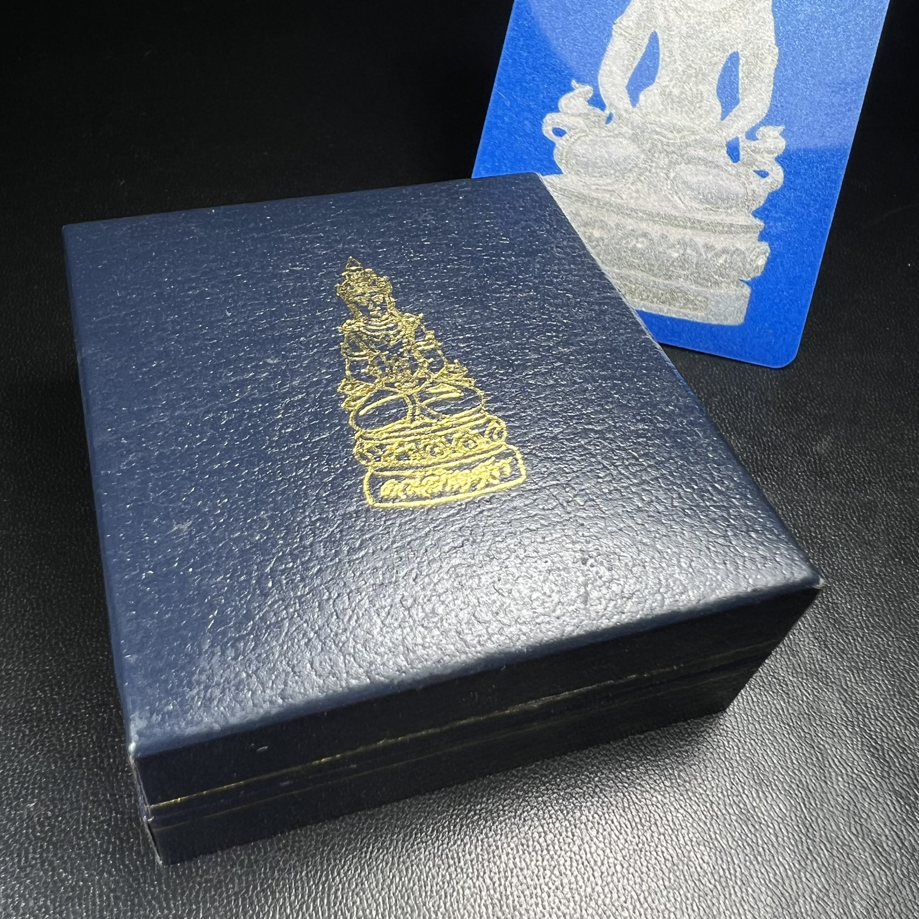 พระกริ่งอวโลกิเตศวร ( เจ้าแม่กวนอิม ) วัดโพธิ์แมนคุณาราม รุ่นอุดมโภคทรัพย์ พ.ศ.2539 เนื้อเงินพ่นทราย(ผิวเดิม ขึ้นสีรุ้งธรรมชาติ แบบนิยม เสน่ห์ของพระเนื้อเงิน) (พร้อมกล่องบรรจุการ์ดใบรับรองเดิมครบ)(อีกหนึ่งรุ่นยอดนิยม พุทธศิลป์สวยงดงาม)หายาก 1 ใน 5000 องค์