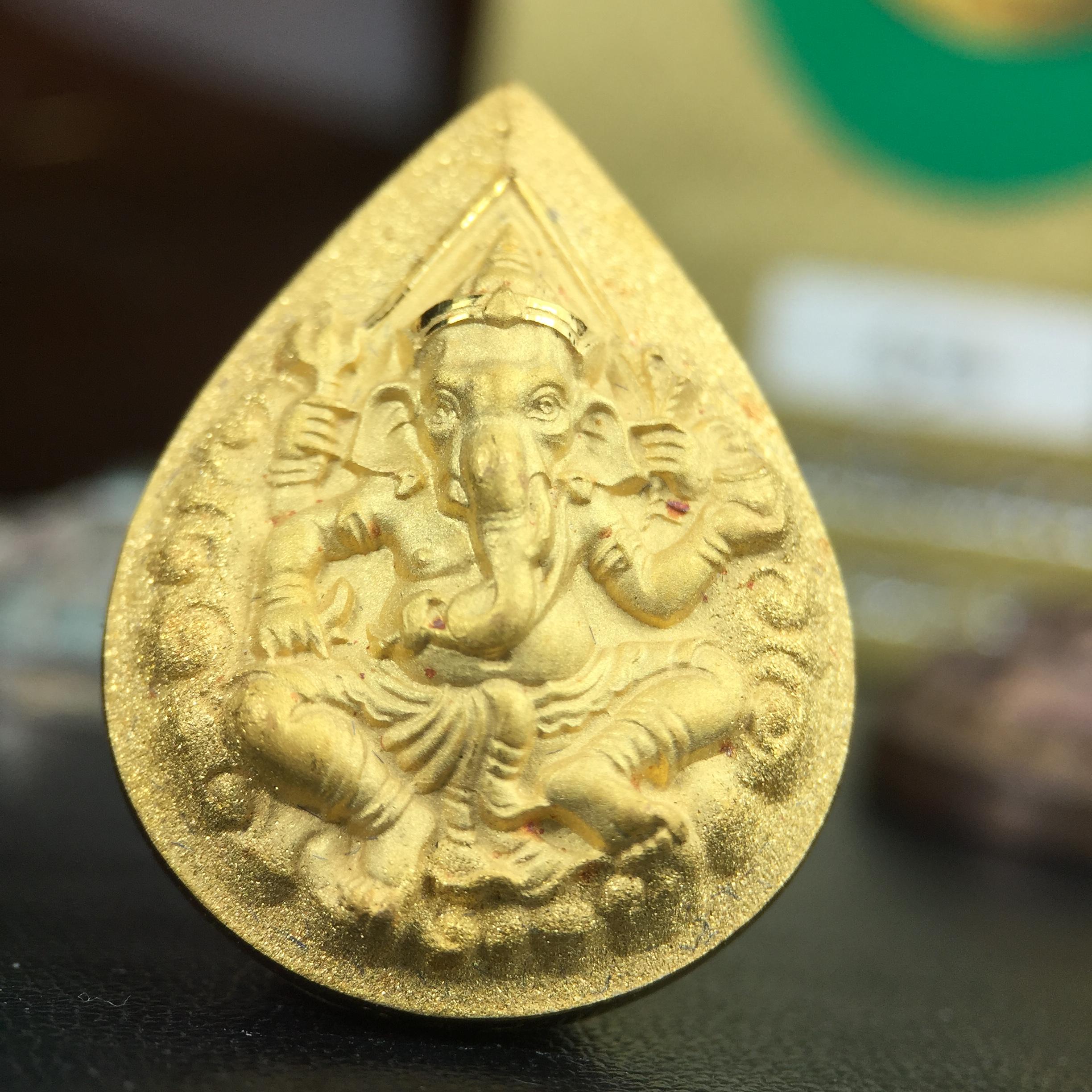 เหรียญพระพิฆเนศวร ญสส. ชุดกาญจนาภิเษกครองราชย์ 50 ปี พุทธศักราช 2538 วัดบวรนิเวศวิหาร ชุดทองคำพิมพ์ใหญ่(2.9 ซม.)(เนื้อทองคำ+เนื้อเงิน+เนื้อทองทิพย์) สภาพสวยเดิมพร้อมกล่องบรรจุเดิม ตอกโค๊ดหมายเลขกำกับ 634(พิธีใหญ่ พุทธศิลป์งดงาม)(นิยมหายาก)1 ใน 939 ชุด