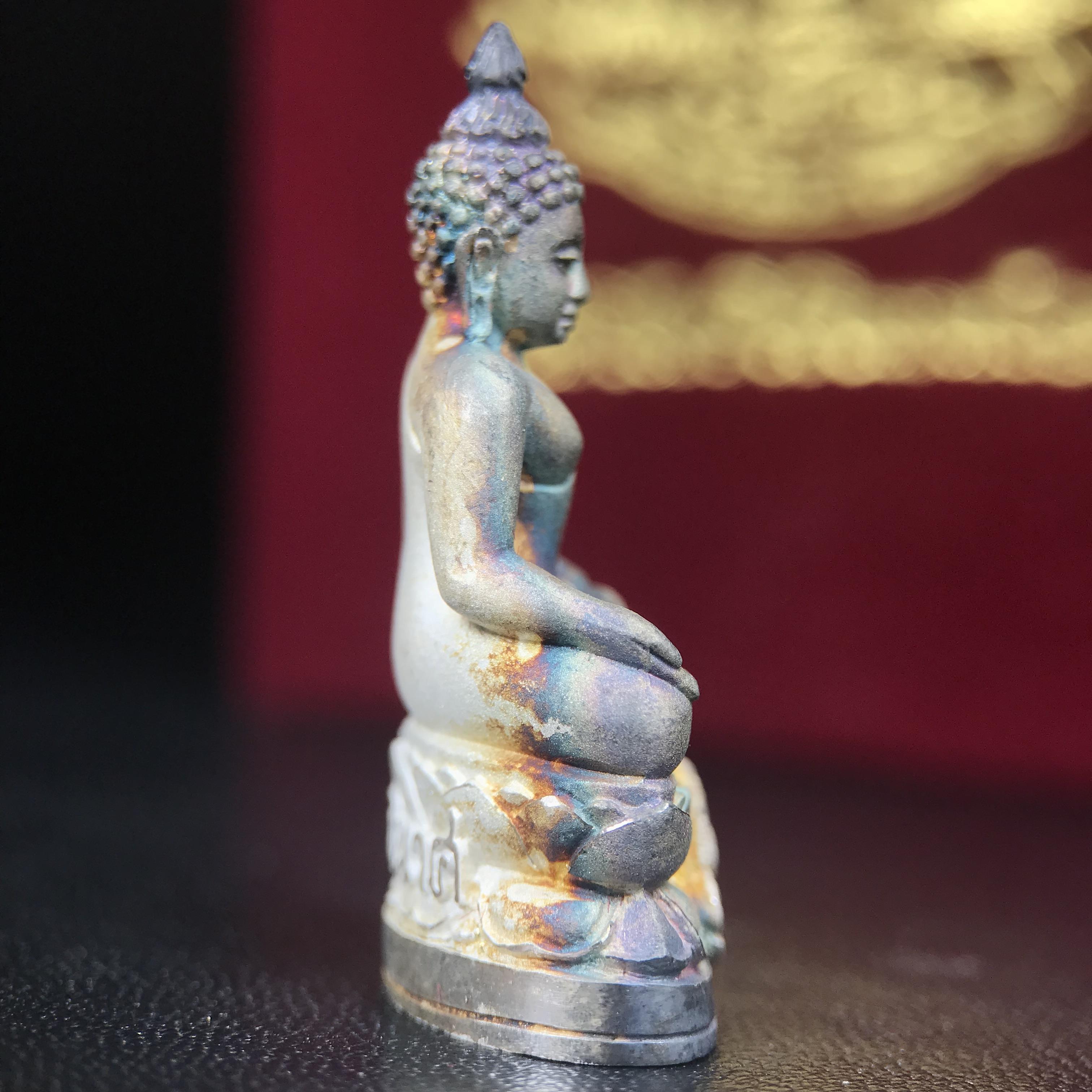 พระกริ่งไพรีพินาศ ตรากาญจนาภิเษก วัดบวรนิเวศวิหาร ที่ระลึกในหลวงรัชกาลที่9 ครองสิริราชสมบัติครบ 50ปี เนื้อเงิน(สภาพผิวเดิมขึ้นสีรุ้งธรรมชาติสวยแบบนิยม)(เสน่ห์พระเนื้อเงินสีสันที่ธรรมชาติสรรค์สร้าง)เข้มขลังทรงอานุภาพยิ่งใหญ่ กำราบศัตรูพ่ายสิ้น พระไพรีพินาศ