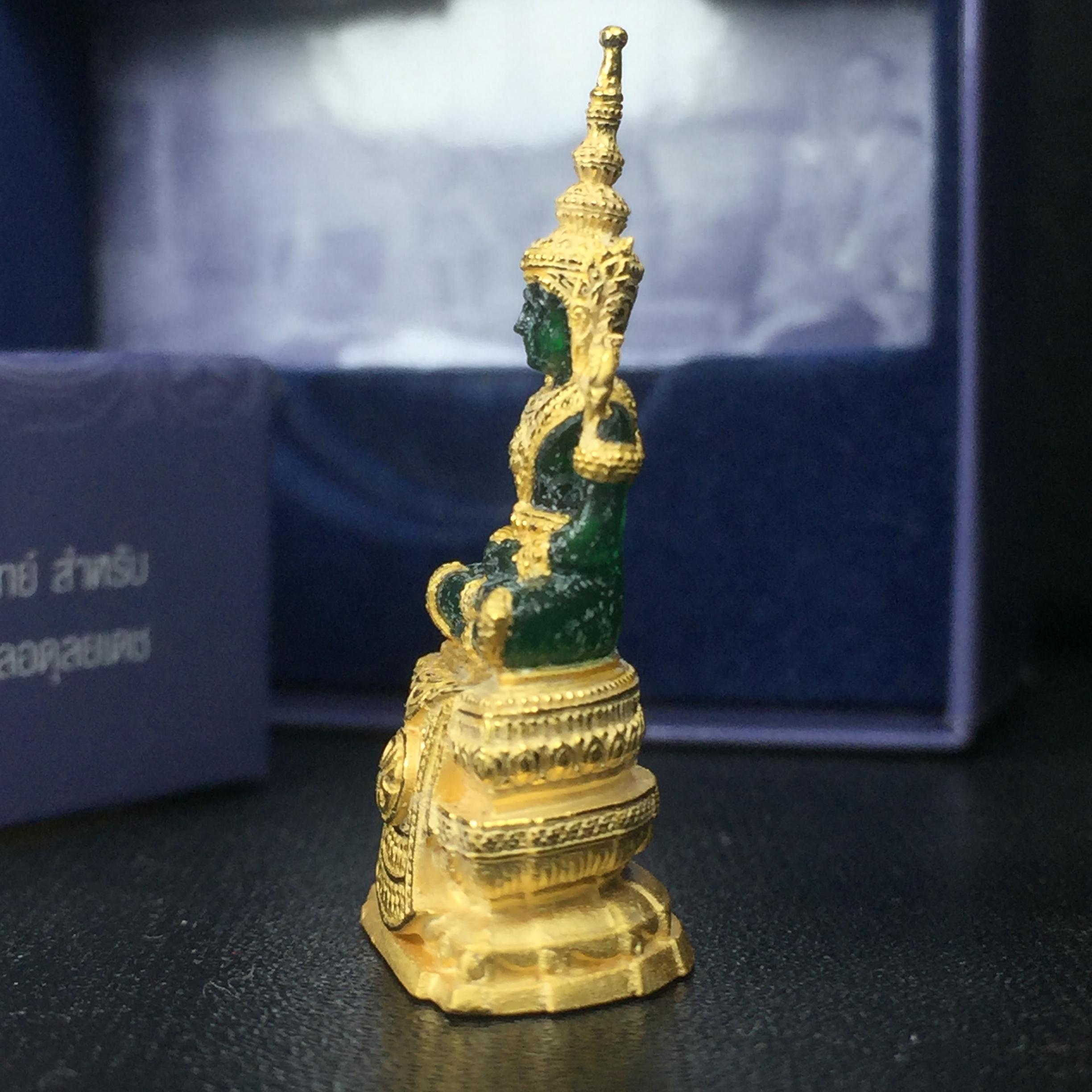 พระแก้วมรกต ภปร. ปี2547 จัดสร้างโดย รพ.ภูมิพลฯ ลอยองค์ หน้าตัก 1/2 นิ้ว เนื้อเรซิ่นหุ้มทองคำ99.99%