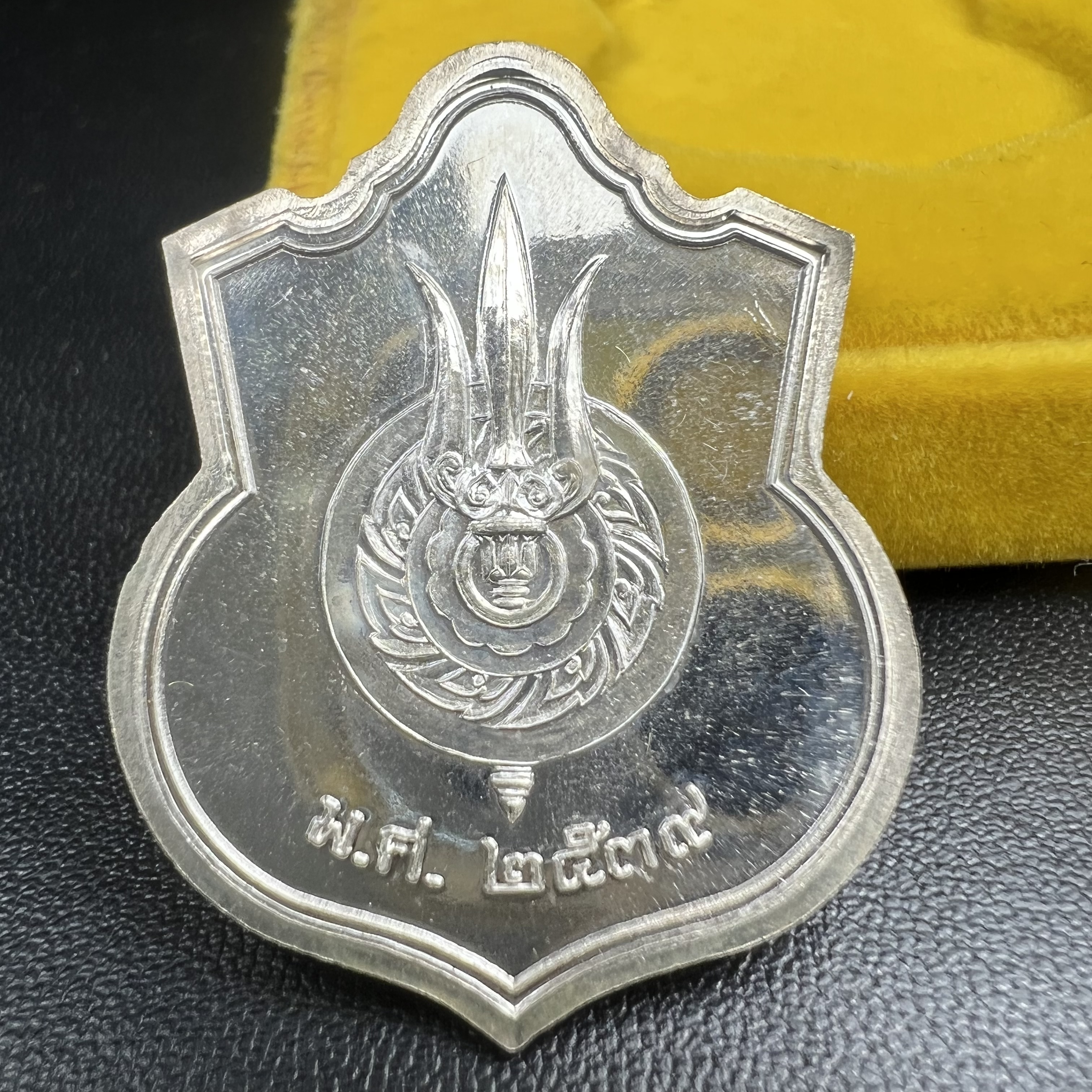 เหรียญพระบาทสมเด็จพระเจ้าอยู่หัว รัชกาลที่9ประทับนั่งบัลลังก์ กระทรวงมหาดไทยจัดสร้าง ปี2539 เนื้อเงินกล่องบรรจุเดิมสภาพสวย เนื้อเงินผิวกระจก สวยเดิม แบบนิยม หายาก