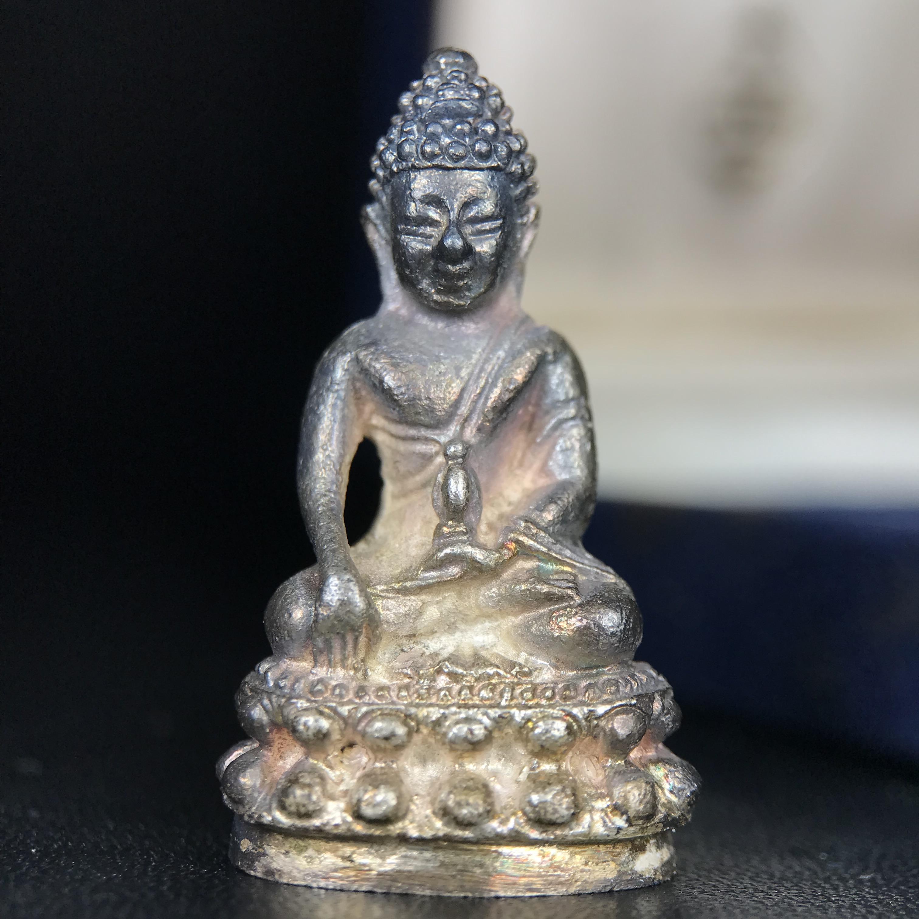 พระกริ่งศาสดา ภปร. วัดบวรนิเวศวิหาร ปี 2532 จัดสร้างในโอกาสสองทศวรรษรามาธิบดี เพื่อศูนย์การแพทย์สิริกิติ์ เนื้อเงิน(ผิวเดิมสวยงาม) (พิธีใหญ่ มวลสารมงคล สวยงามเข้มขลัง)สมเด็จพระญาณสังวร สมเด็จพระสังฆราชฯเสด็จเททอง***ตอกโค๊ตหมายเลข ๒๙๘***