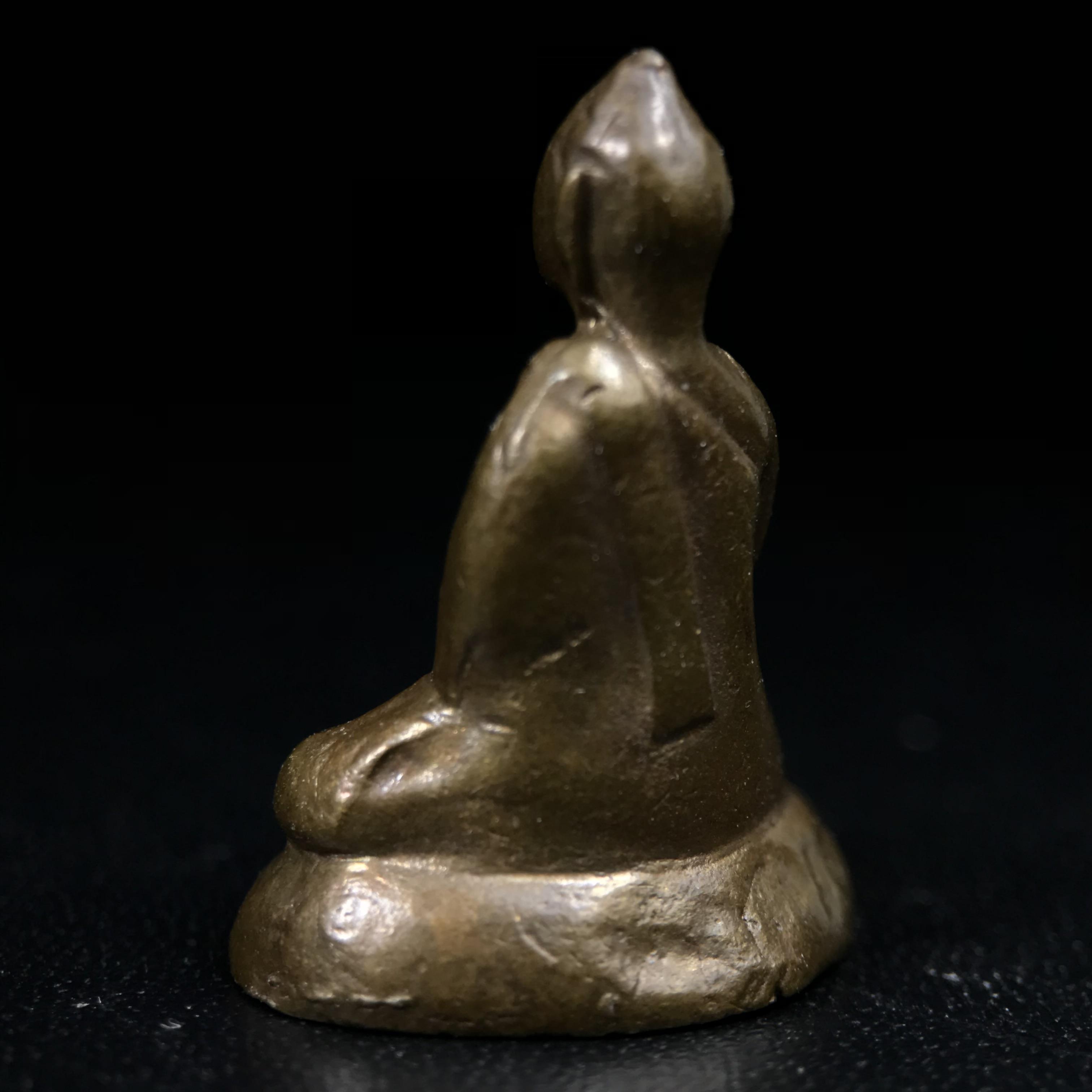 พระกริ่งฝีพระหัตถ์สมเด็จย่า ขนาดห้อยบูชาขนาดเล็ก จัดสร้างขึ้นเนื่องในวาระครบ 6 รอบ เมื่อวันที่21 ตุลาคม พ.ศ.2515(ในหลวงรัชกาลที่ 9 เสด็จพระราชดำเนินทรงเททอง)ปลุกเสกยิ่งใหญ่ เกจิ 108 รูป ร่วมปลุกเสก คัดสภาพสวยแบบนี้พบเจอน้อยมาก หมายเลขต้นๆหลักร้อย หายากมาก