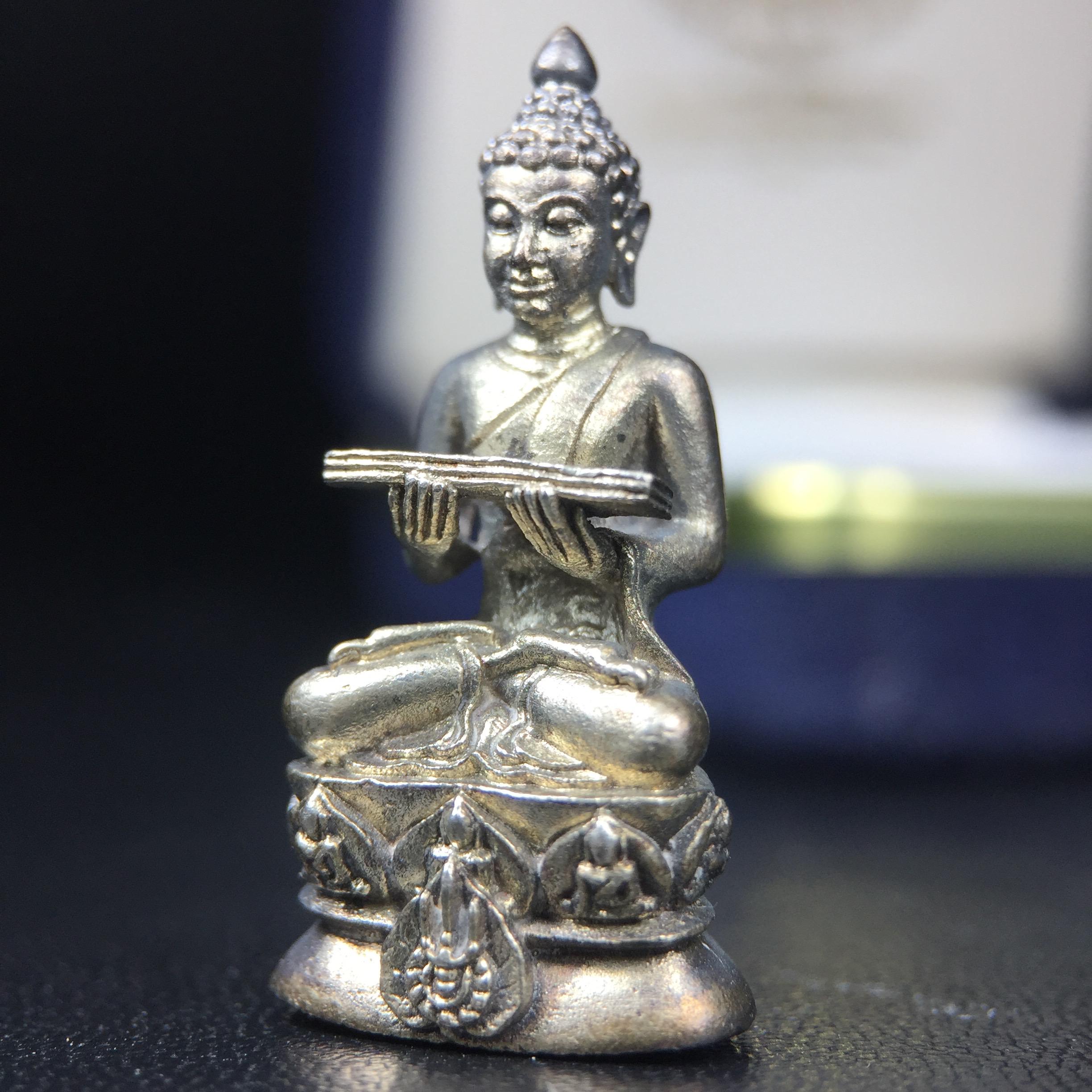 พระกริ่งปรมานุชิตชิโนรส วัดพระเชตุพนวิมลมังคลาราม(วัดโพธิ์) ปี2533 เนื้อเงิน ( ในหลวงรัชกาลที่9เสด็จเททอง)พิธีใหญ่ งดงามด้วยพุทธศิลป์เปี่ยมด้วยพุทธคุณ อีกหนึ่งรุ่นที่แนะนำสะสมบูชา