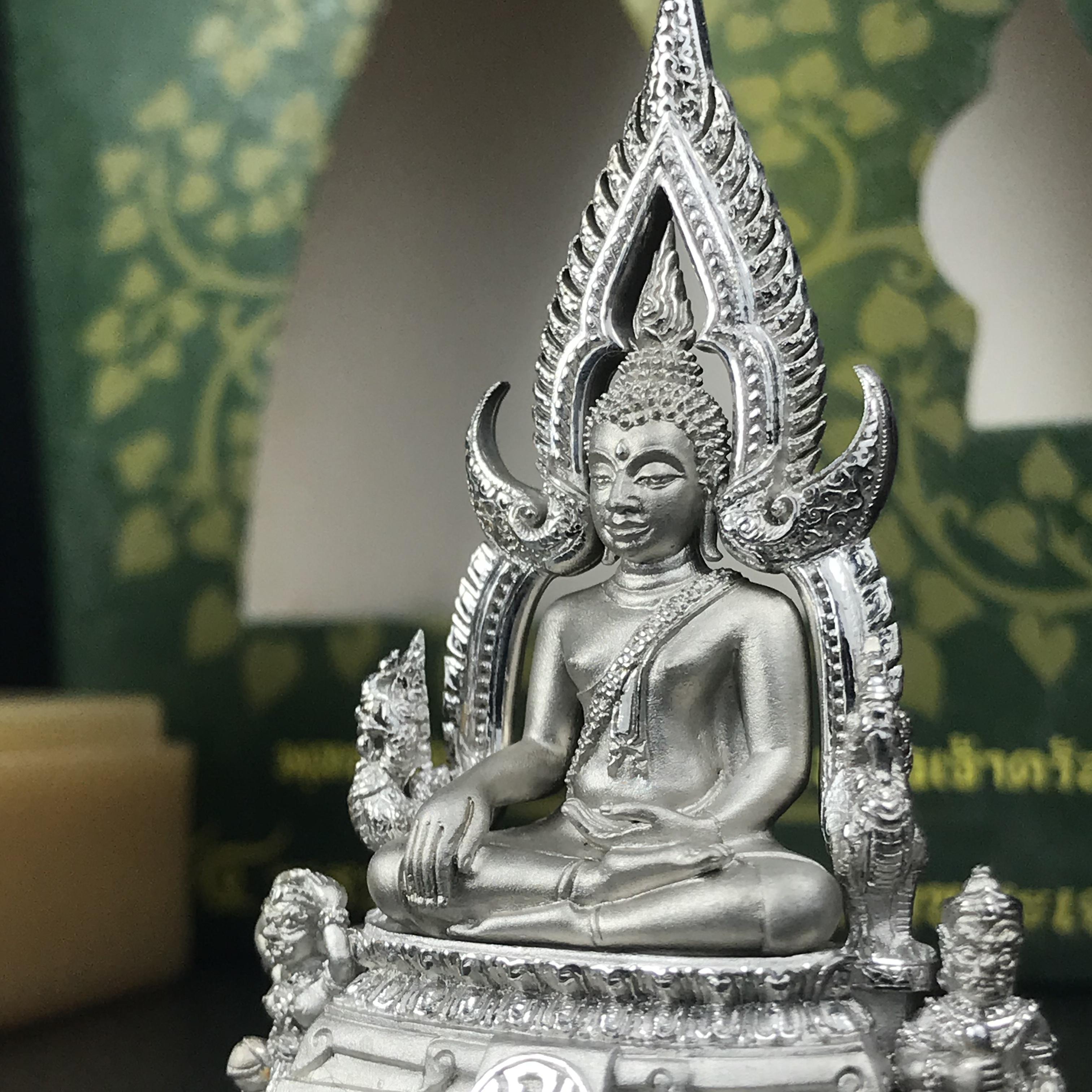 พระพุทธชินราช(จำลอง) ภปร 84 พรรษา เนื้อเงินชุบทองคำขาว พิมพ์ใหญ่ขนาดหน้าตัก 3/4 นิ้ว(1ใน3000องค์) )(พระราชทานมวลสาร จิตรลดาและเส้นพระเจ้า(เส้นผม))