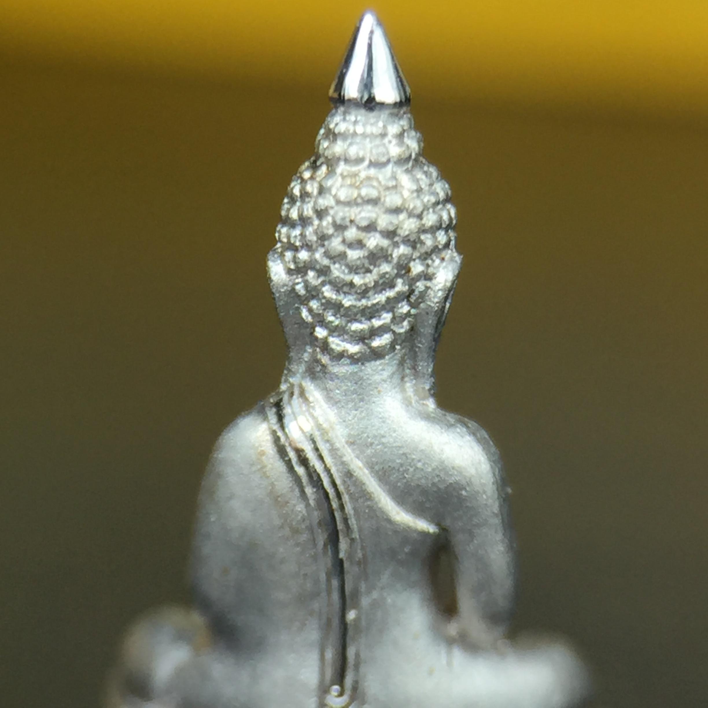 พระพุทธโสธร คุ้มเกล้าฯ ภปร.(ใต้ร่มพระบารมี คุ้มเกล้า) 60ปี รพ.ภูมิพลฯ พ.ศ.2552 เนื้อเงิน ชุบทองคำขาว(ลอยองค์พิมพ์ เล็ก ขนาด 11.5*10.5 มม.) 1 ใน 20000 องค์