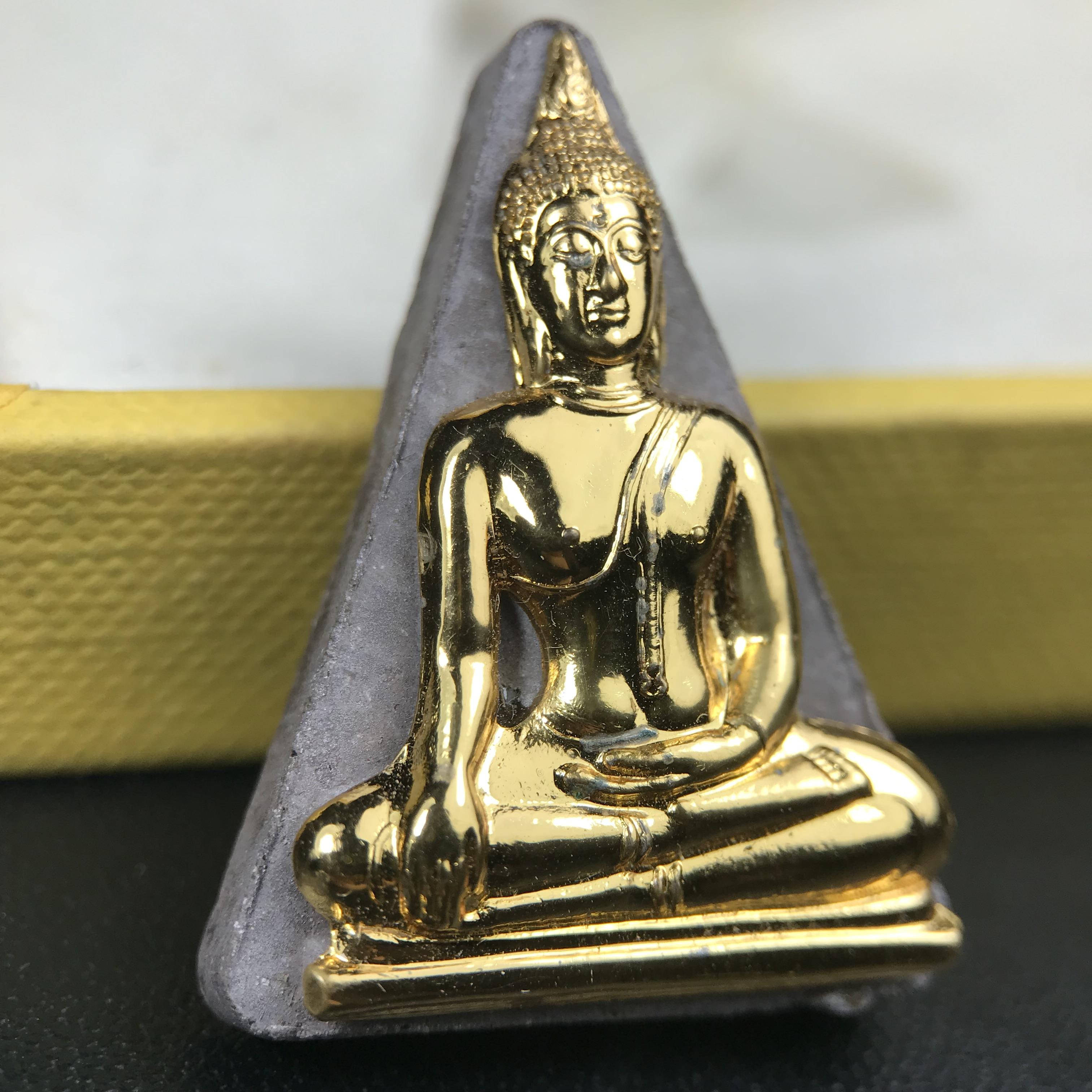 พระพุทธมหาสุวรรณปฏิมากร (หลวงพ่อทองคำ) หลังตรามหามงคลเฉลิมพระชนมพรรษา 80 พรรษา รัชกาลที่9 วัดไตรมิตรวิทยาราม กรุงเทพฯ ปี 2550 พระพิมพ์หน้าทองคำ(หายาก 1 ใน 999 องค์)