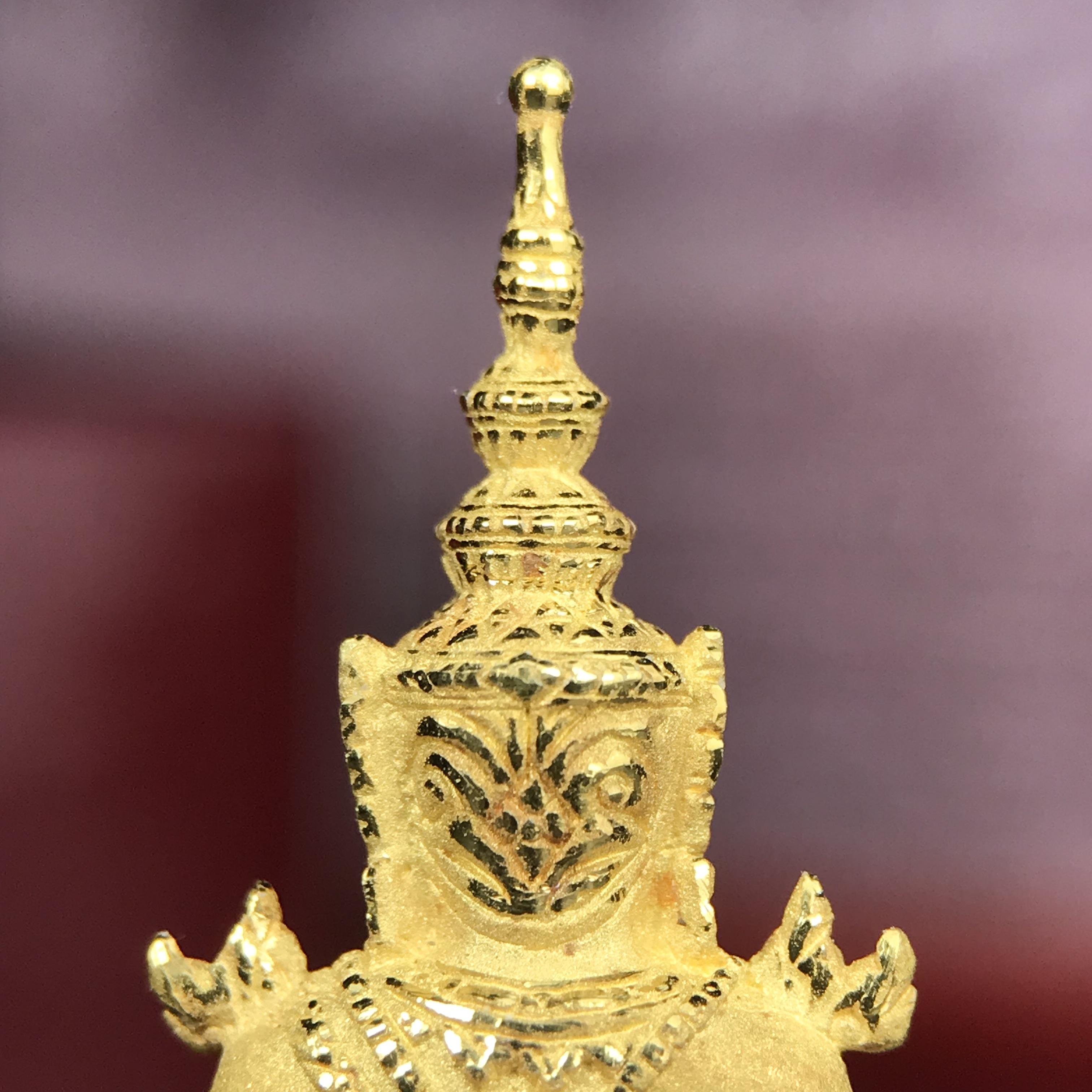 พระแก้วมรกต ภปร.(รุ่นแรก) ปี2545 รุ่นฉลองกรุงรัตนโกสินทร์ครบ 220 ปี พิมพ์ลอยองค์ใหญ่ เนื้อทองคำบริสุทธิ์ 96.5%(15.2 กรัม) ขนาด 19*35 มม.ครบสมบูรณ์(องค์หมายเลข ๓๓)(เลขคู่สวย)สุดยอดมงคลแผ่นดินที่ควรเก็บรักษา บูชาเป็นมงคลชีวิต(สวยงามและหายากมาก)(1ใน1000องค์)