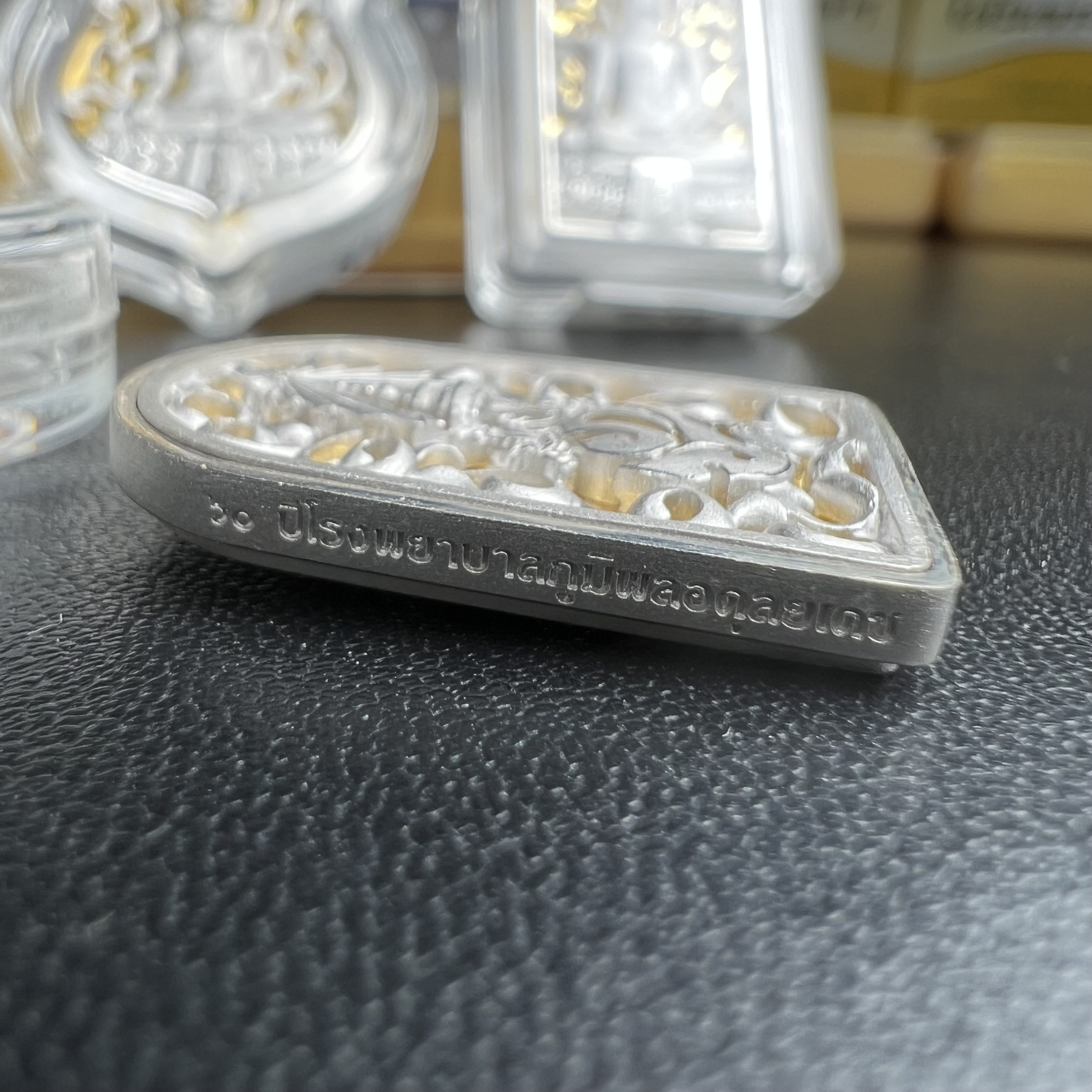 พระพุทธรูปคุ้มเกล้าฯ ภปร.(ใต้ร่มพระบารมี คุ้มเกล้า) 60ปี รพ.ภูมิพลฯ พ.ศ.2552 เหรียญเนื้อเงิน ชุบทองคำขาว(พิมพ์ รูปอาร์ม+รูปใบมะขาม+รูปห้าเหลี่ยม)(1ชุด 3 พิมพ์ ครบทุกแบบที่จัดสร้าง)1 ใน 5000 เหรียญ ครบชุดหายาก