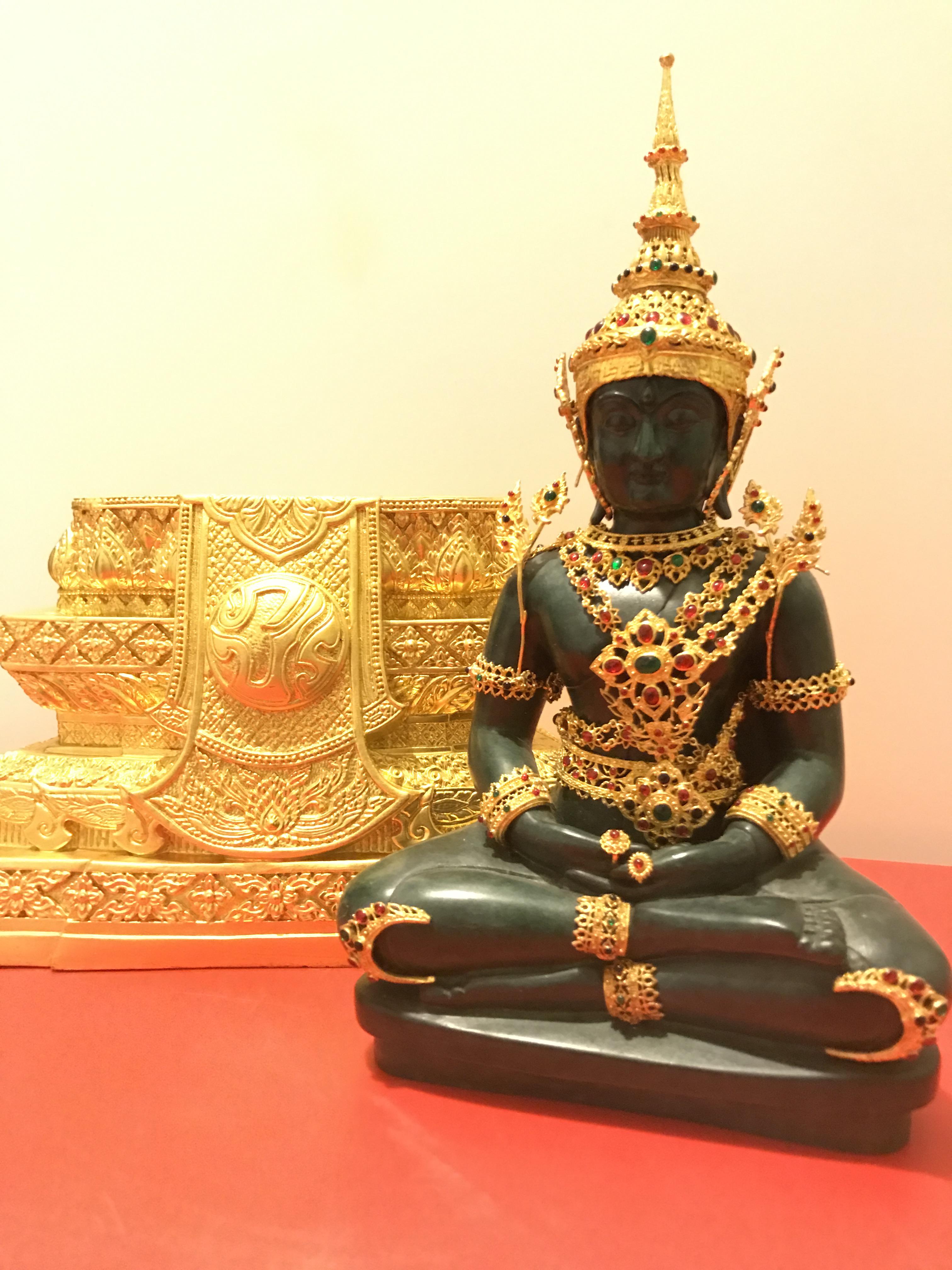 พระพุทธมหามณีรัตนปฏิมากร จำลอง (พระแก้วมรกต) ขนาดบูชาหน้าตัก 5 นิ้ว ตราสัญลักษณ์ ภ.ป.ร. รุ่นแรก ปี2547 เนื้อนวโลหะเคลือบสีเขียว(เครื่องทรงนวโลหะชุบทองไมครอน)