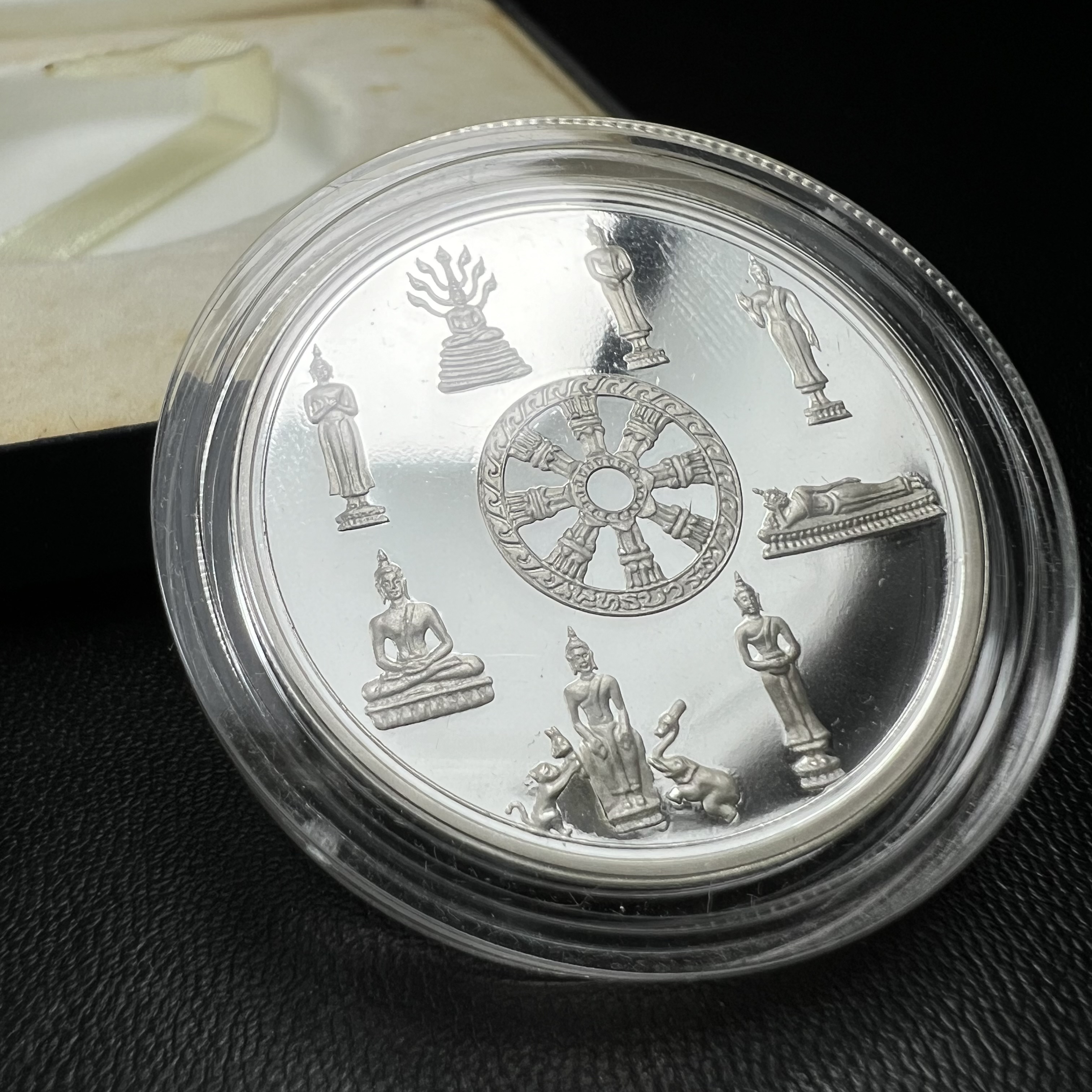 เหรียญพระแก้วมรกต พระพุทธชินราช พระพุทธโสธร รุ่นพุทธบารมี ปี 2540 เนื้อเงินขัดเงา 99.9% พร้อมกล่องบรรจุเดิม พิธีพุทธาภิเษก 2 พิธี มหามงคล (พระพุทธคู่บ้านคู่เมือง รูปแบบเหรียญสวยงดงามมาก พิธีใหญ่ เป็นที่นิยม)สร้างน้อยหายาก 1 ใน 500 เหรียญ