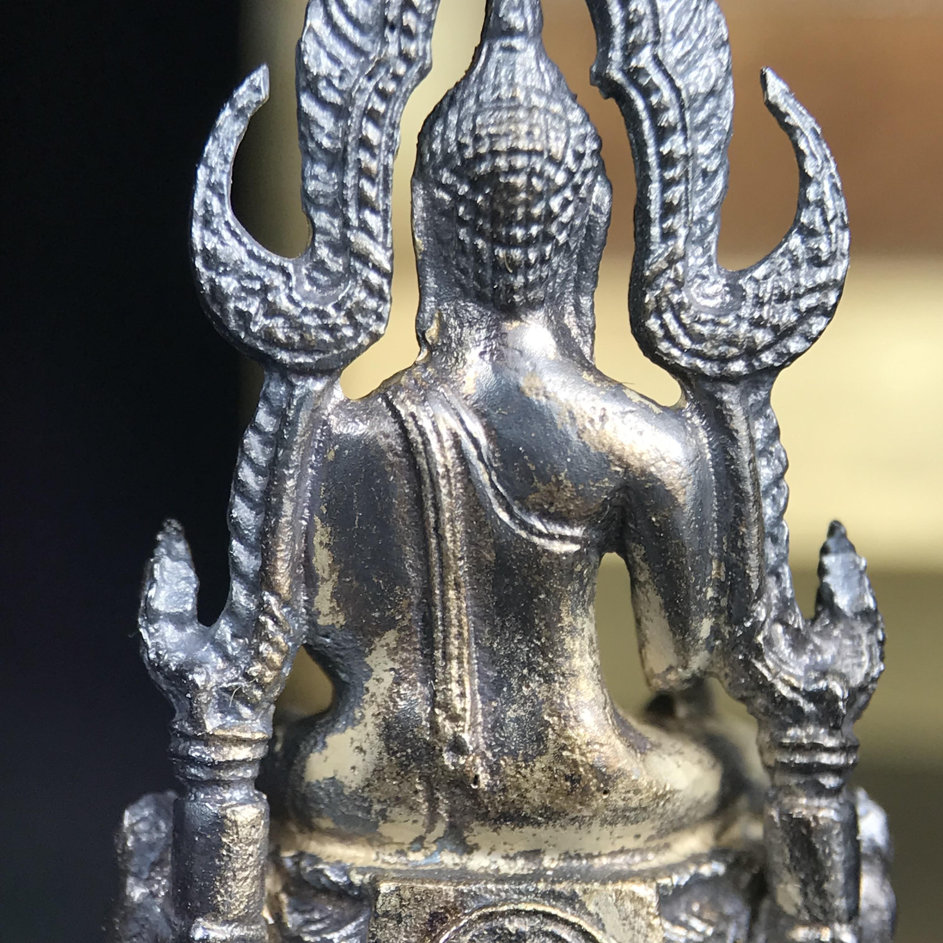 พระกริ่งพระพุทธชินราช มวก. วัดเบญจมบพิตรฯ ปี 2519(รุ่นพิเศษ รุ่นแรก รุ่นเดียว)เนื้อเงิน(สภาพสวยผิวเดิมติดรุ้งผิวขึ้นน้ำทองสวยมีเสน่ห์ตามกาลเวลา)(ในหลวงรัชกาลที่9และสมเด็จพระราชินีเสด็จฯเททอง)(พิธีใหญ่ เกจิอาจารย์ในยุคยอดนิยมร่วมปลุกเสก) (องค์หมายเลข ๓๐๓๔)