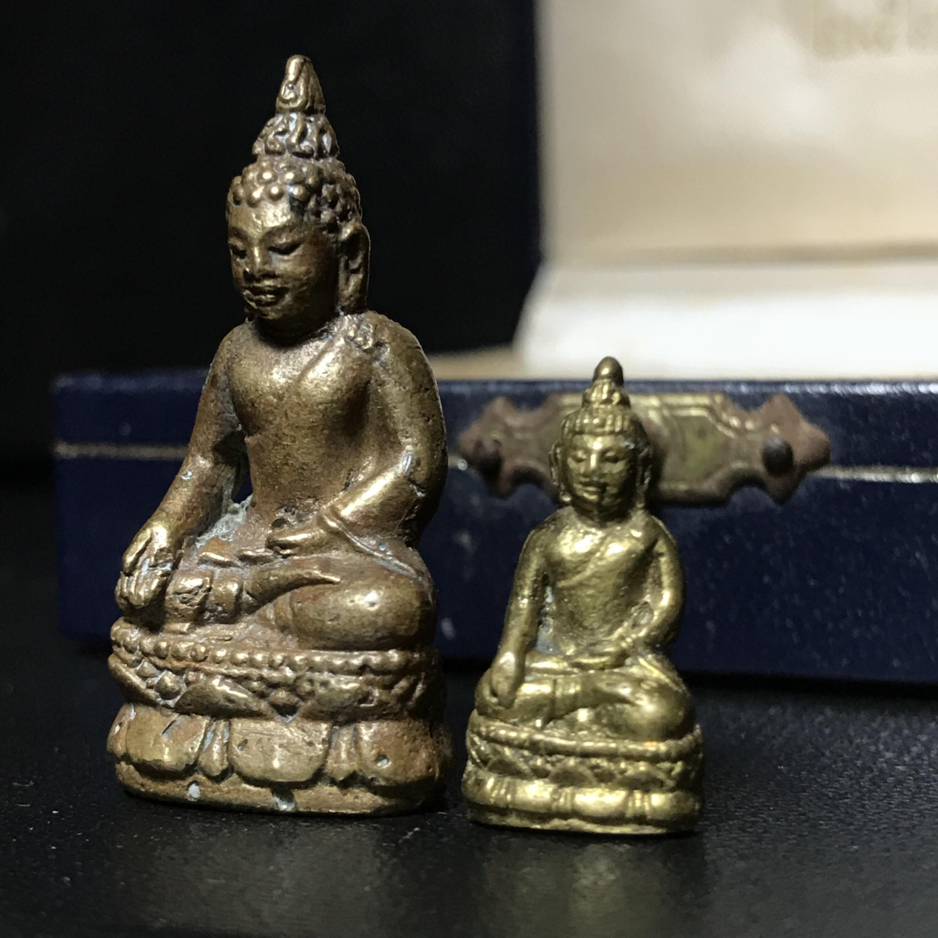 พระกริ่ง-พระชัยวัฒน์ไพรีพินาศ วัดบวรนิเวศวิหาร รุ่นผ้าป่าสิงห์บุรี ปี2528(กล่องหนังนิยม)