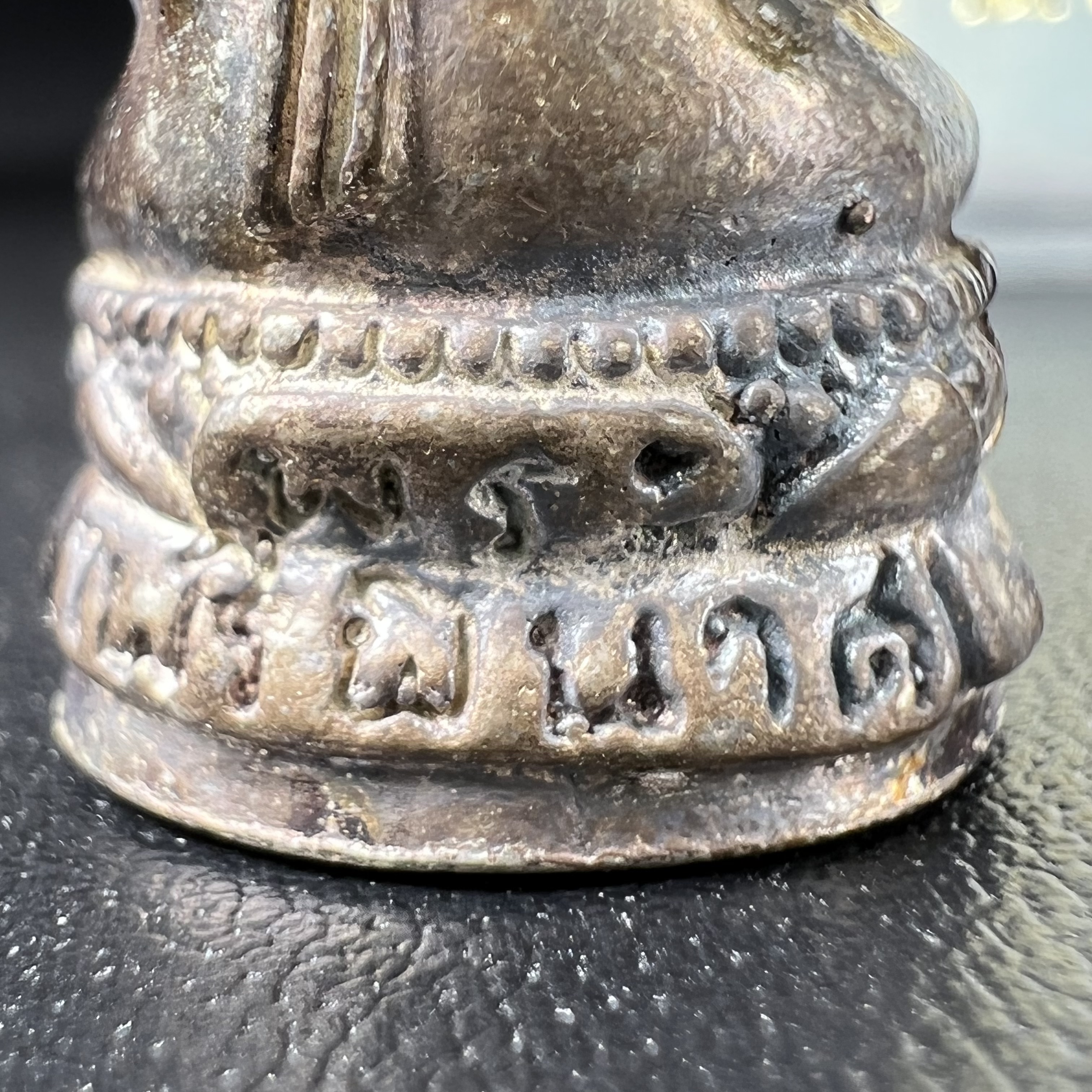 พระกริ่งไพรีพินาศ รุ่น ภปร. ราชวิทยาลัย ปี2535 เนื้อเงิน(สภาพผิวเดิมแบบนิยม เข้มขลังทรงอนุภาพ)(ตอกโค้ดพระนามย่อ ญสส ใต้เศวตรฉัตร และ พระปรมาภิไธยย่อ ภปร.)(1ใน2535องค์)