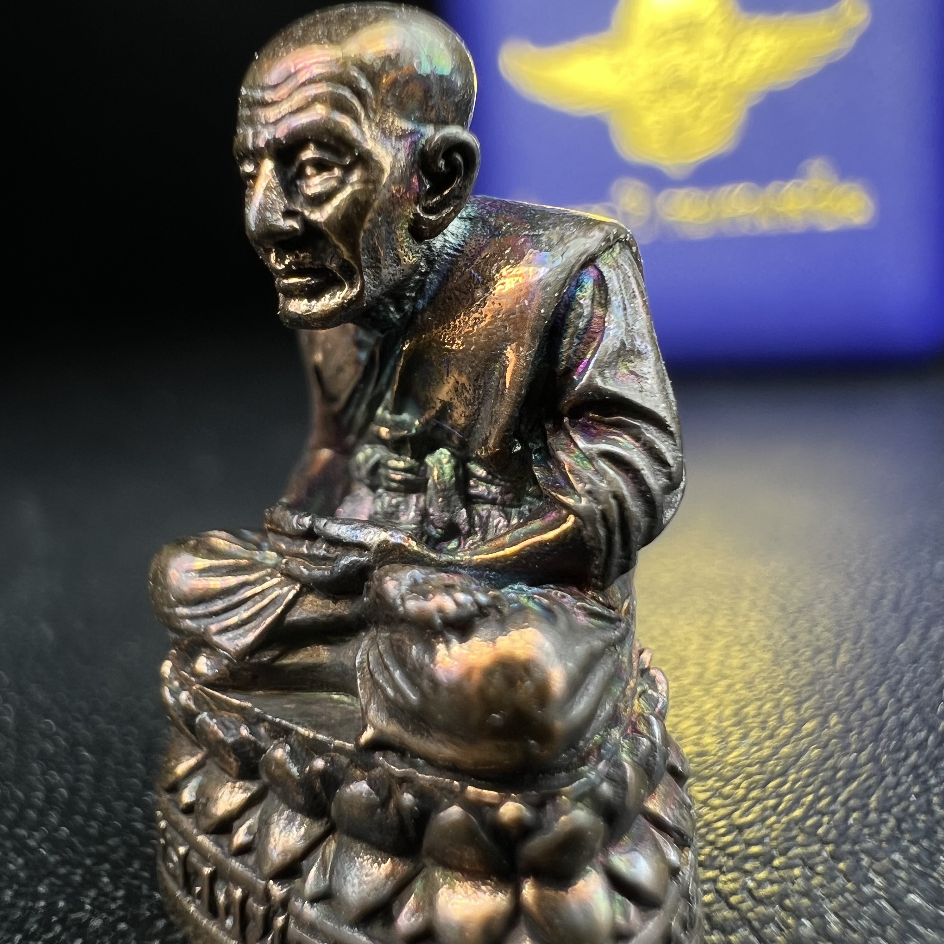 รูปเหมือนหล่อลอยองค์หลวงปู่ทวด รุ่น 111ปี กระทรวงกลาโหม เนื้อนวโลหะรมดำ-ปัดเงา ปี2540 พิธีใหญ่ เข้มขลัง นิยม พร้อมกล่องบรรจุเดิม(คัดสภาพสวยผิวเทพๆผิวรุ้งๆ)ทั้งพิธีทั้งพุทธศิลป์ทรงคุณค่าอีกหนึ่งรุ่นยอดนิยม