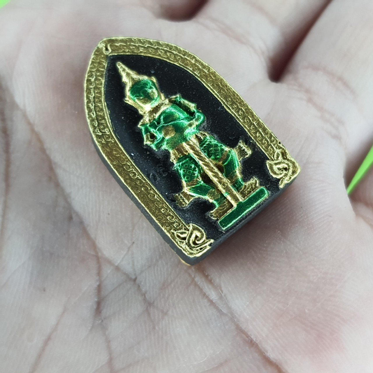 พระเครื่อง ท้าวเวสสุวรรณ เลี่ยมกรอบสีดำ แต่ง สีเขียว รุ่น แก้ปีชง รวยไม่จบ จนไม่เป็น ภัยไม่มี ท้าวเวสสุวรรณ พระแท้ ท้าวเวสสุวัณ