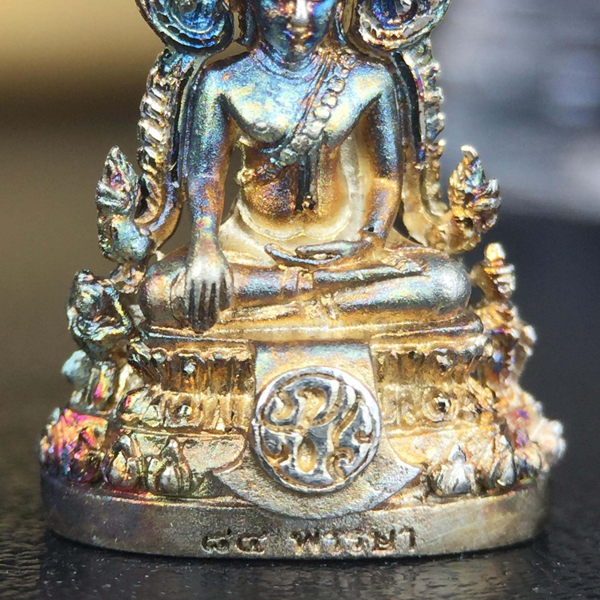 พระพุทธชินราช(จำลอง) ภปร. 84 พรรษา เนื้อเงินชุบทองคำขาว พิมพ์เล็กขนาดหน้าตัก 1/4 นิ้ว (สภาพผิวเดิมสวย ขึ้นสีรุ้งธรรมชาติ แบบนิยม)(พระราชทานมวลสาร จิตรลดาและเส้นพระเจ้า(เส้นผม))พุทธศิลป์ทรงคุณค่าอีกหนึ่งรุ่นยอดนิยม