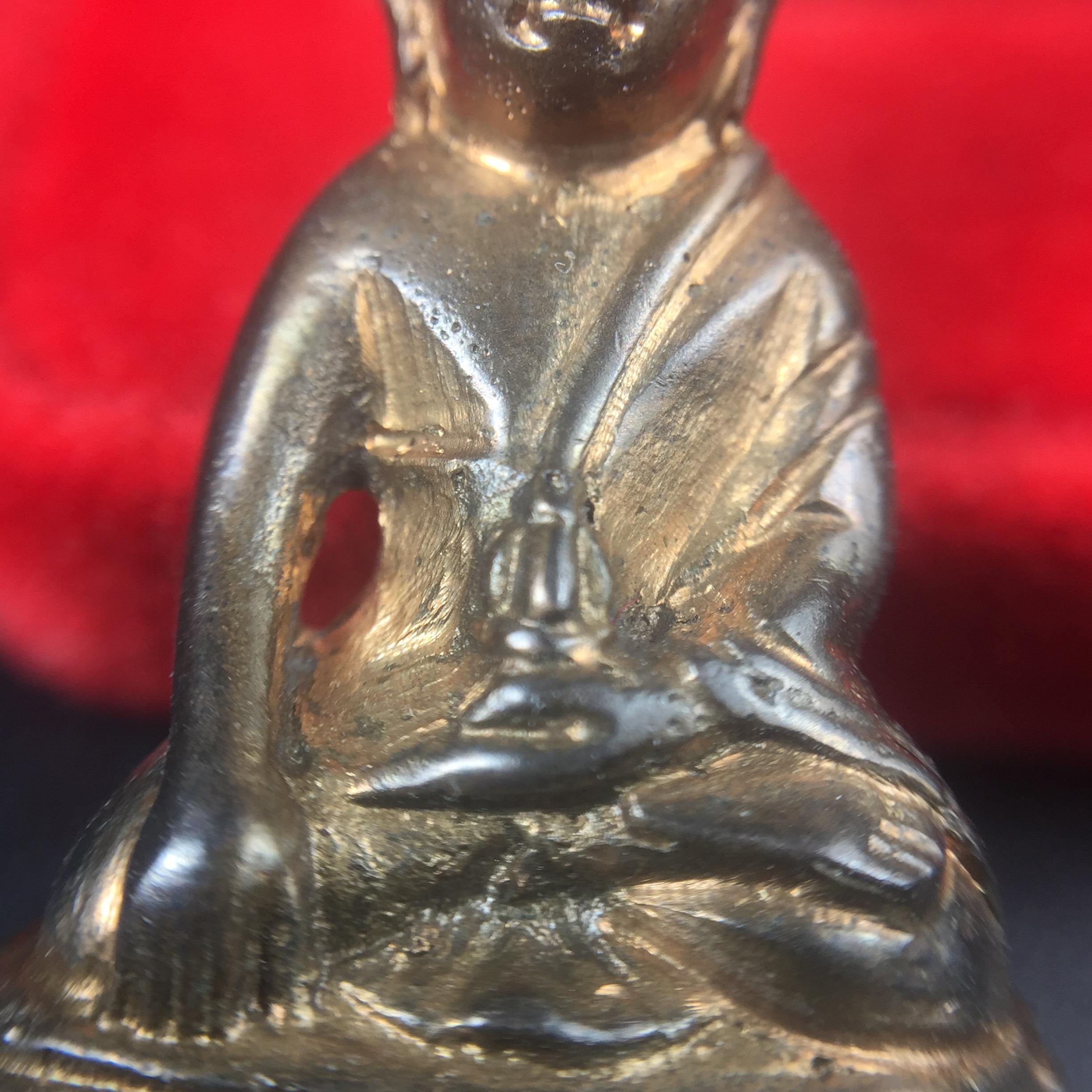 พระกริ่ง-พระชัยวัฒน์ ปวเรศ ปี2530 วัดบวรนิเวศราชวรวิหาร(องค์พระชัยวัฒน์เลี่ยมกรอบทองคำแท้)(ในหลวง ร.9 เสด็จเททอง)(บรรจุเส้นเกศาในหลวงรัชกาลที่9)พร้อมสูจิบัตรเดิมตอนจัดสร้าง(สภาพสวยครบสมบูรณ์) (องค์หน้าใหญ่)(องค์ทองทบ)แบบพิมพ์นิยมหายาก