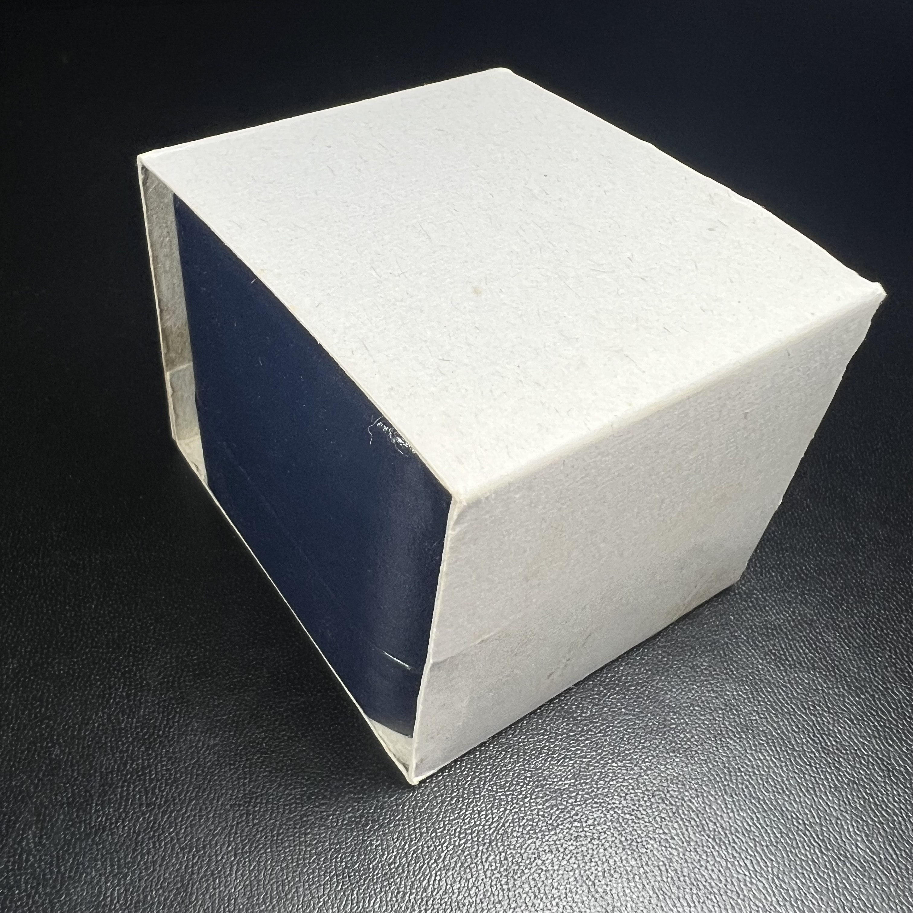 รูปหล่อลอยองค์พระโพธิสัตว์กวนอิม ทรงประทับมังกร จ.ระนอง ปี 2539 เนื้อเงิน พิมพ์ใหญ่(ผิวรุ้งไฟ)(สภาพผิวเดิมขึ้นสีรุ้งธรรมชาติสวยแบบนิยม)(เสน่ห์พระเนื้อเงินสีสันที่ธรรมชาติสรรค์สร้าง)เฉลิมฉลองในวโรกาสที่พระบาทสมเด็จพระเจ้าอยู่หัวทรงครองสิริราชสมบัติครบ50ปี