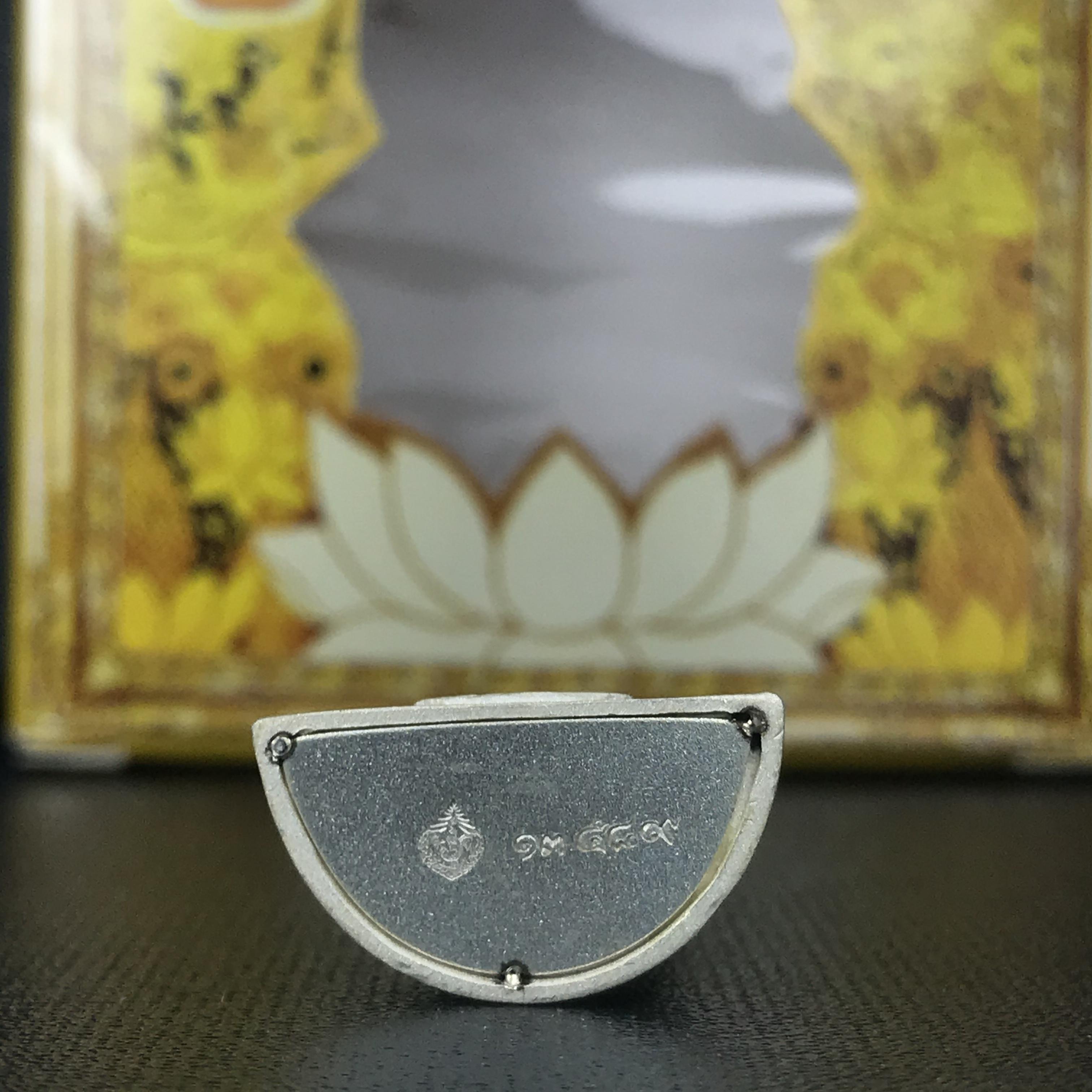 พระแก้วมรกต(จำลอง)ลอยองค์ ขนาดหน้าตัก 1/2 นิ้ว ทรงเครื่องฤดูร้อน เนื้อเงิน ตราสัญลักษณ์ฉลองสิริราชสมบัติ ครบ 60 ปี พ.ศ.2549(สภาพสวย ครบ สมบูรณ์))